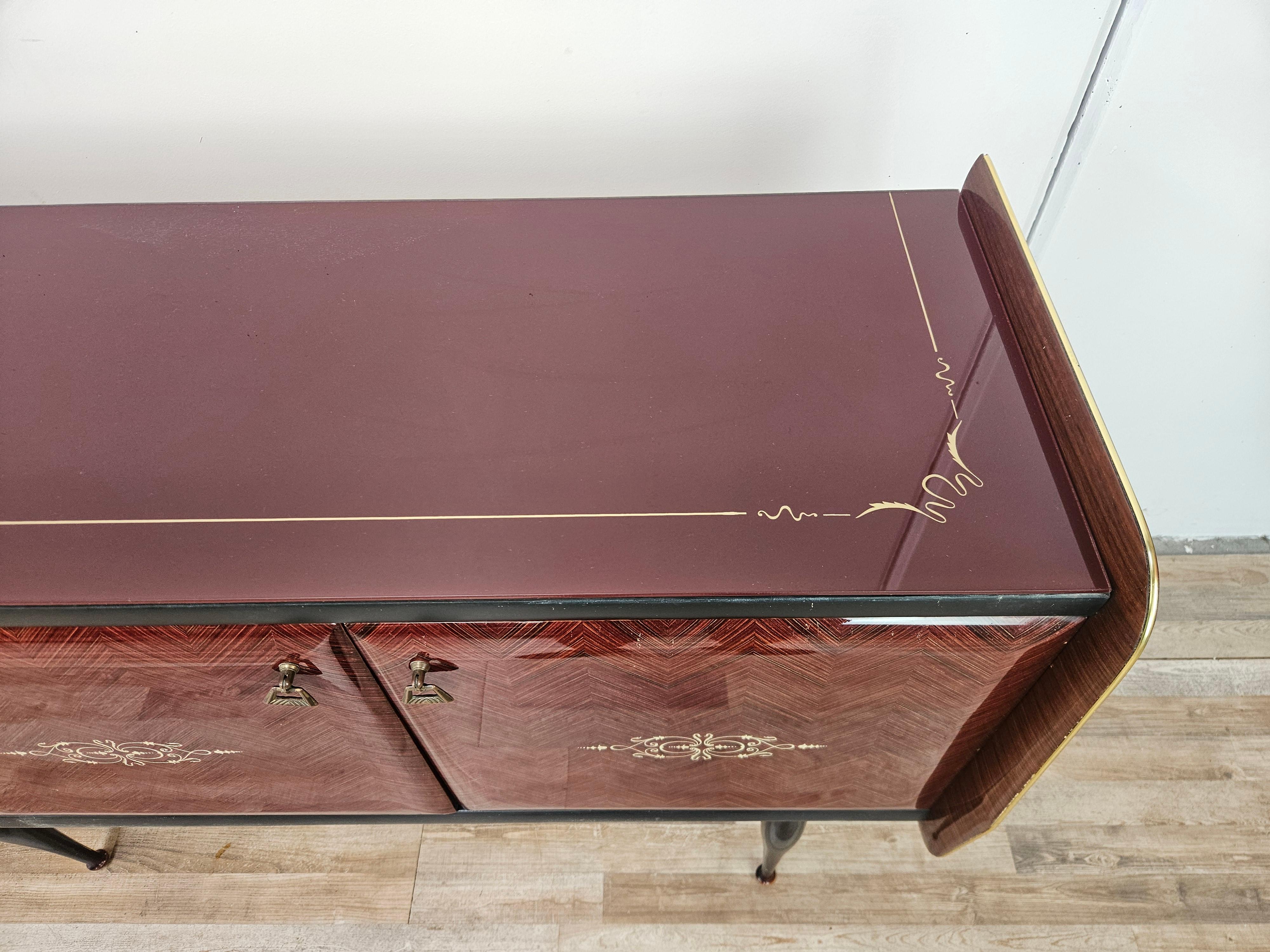 Sideboard di Milano del Mid Century in mogano e otton con vetro lavorato In condizioni buone in vendita a Premariacco, IT