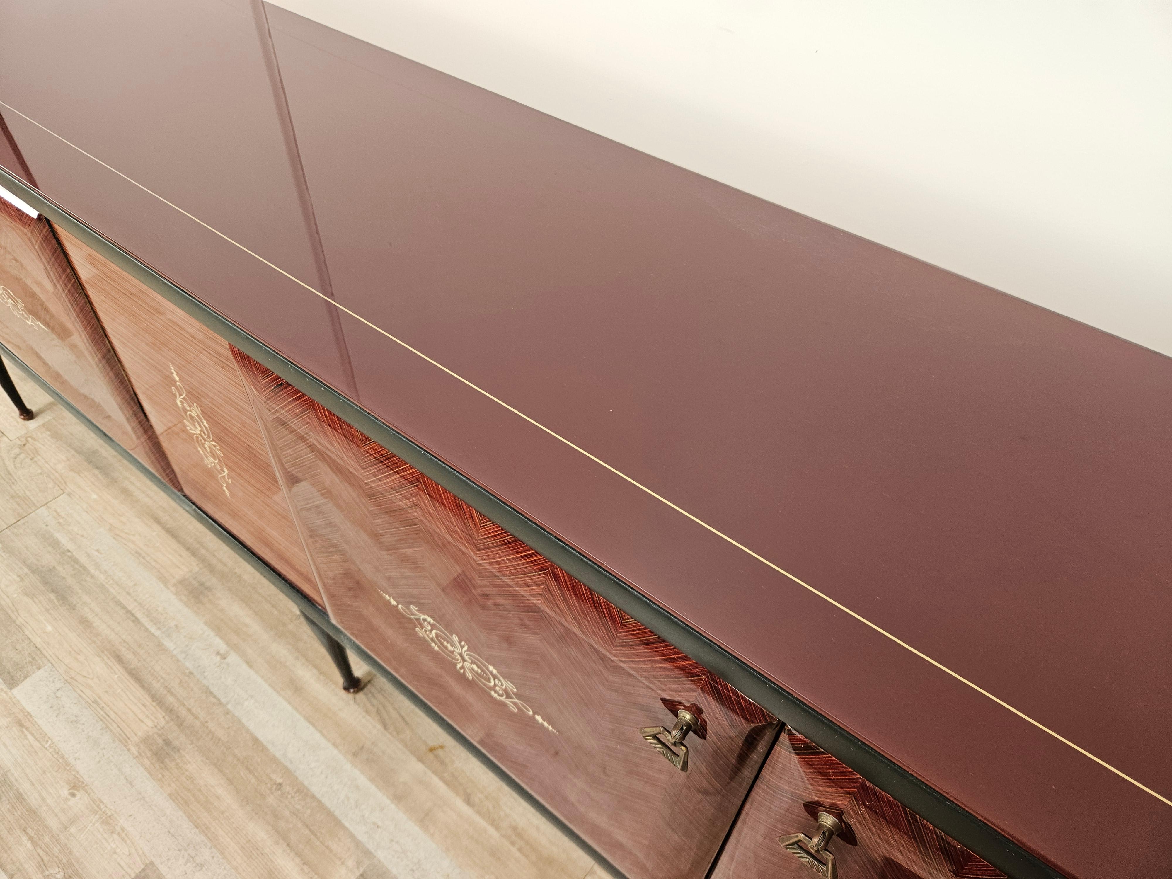 Ottone Sideboard di Milano del Mid Century in mogano e otton con vetro lavorato in vendita