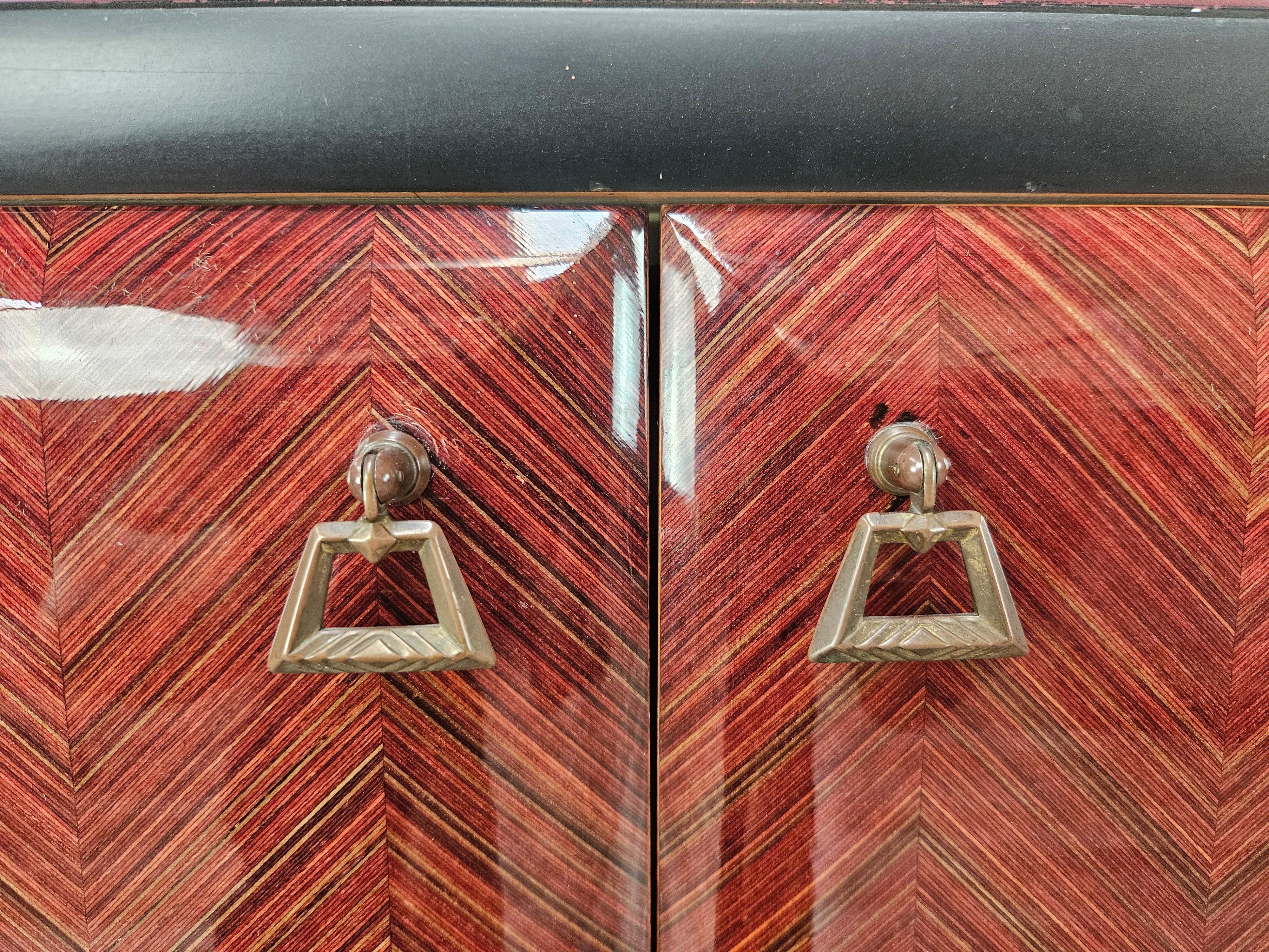 Sideboard di Milano del Mid Century in mogano e ottone con vetro XX secolo in vendita 3