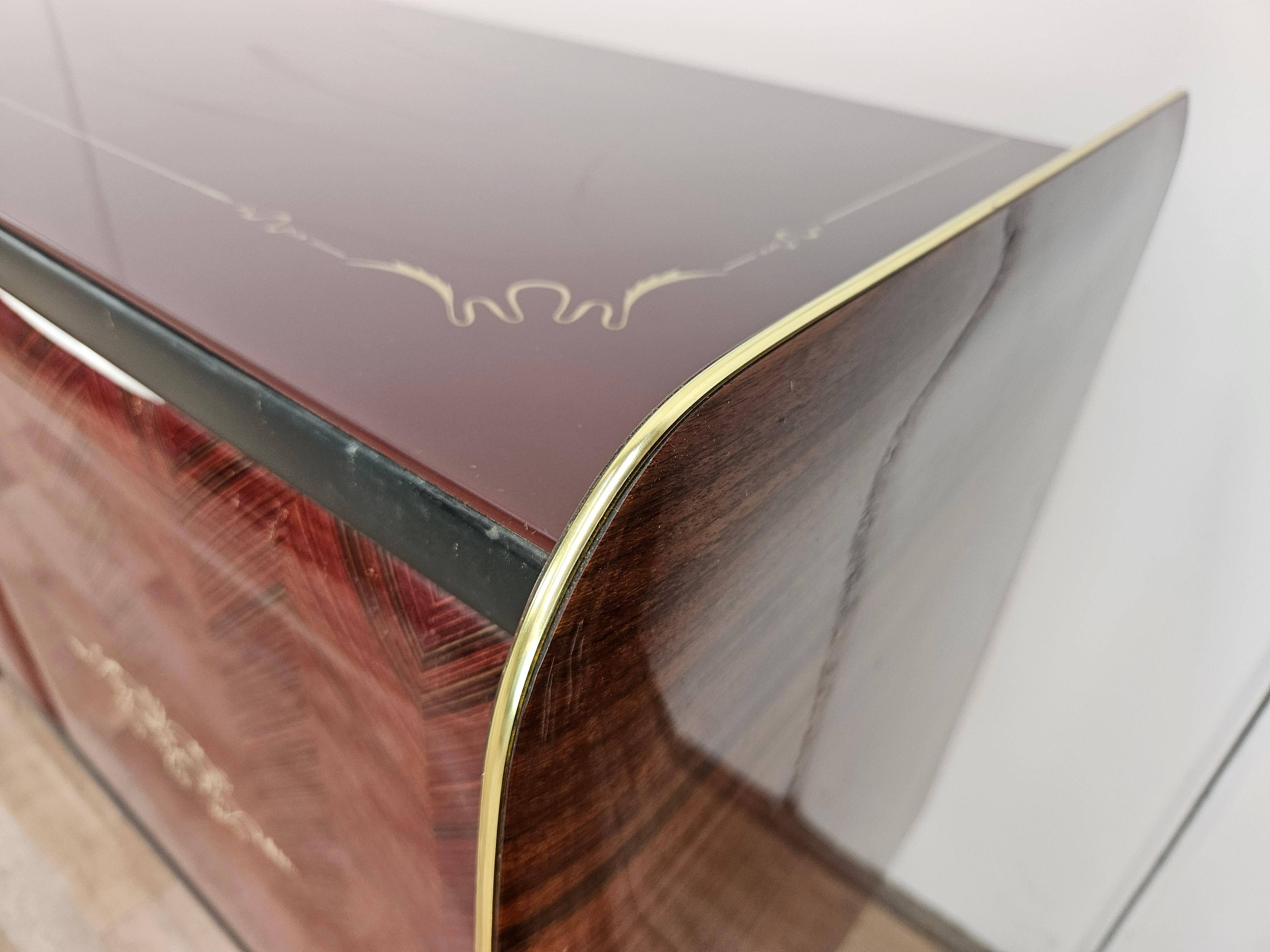 Ottone Sideboard di Milano del Mid Century in mogano e ottone con vetro XX secolo in vendita