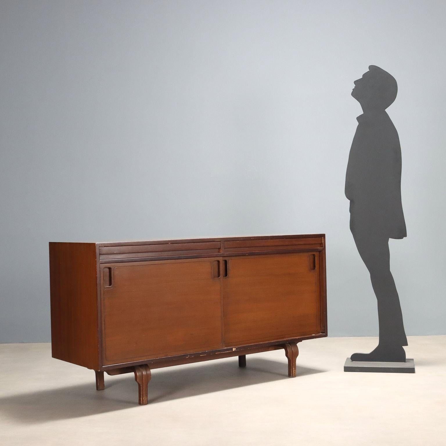 Credenza ad ante scorrevoli,  piccoli Cassetti sotto piano; legno impiallacciato Noce. Condizioni discrete, necessita di interventi di restauro ligneo.