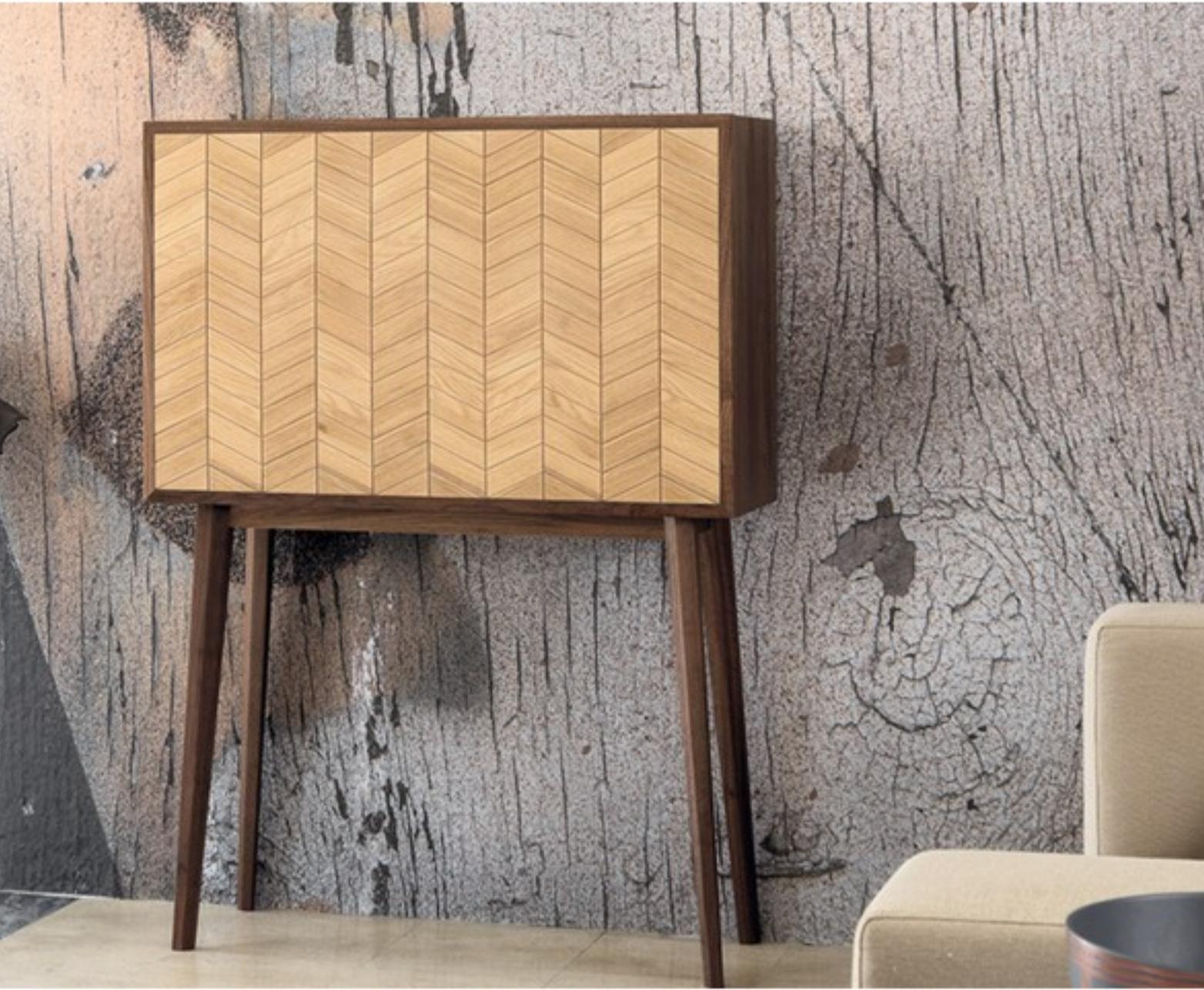 This versatile piece with structure and door in solid walnut, beautiful herringbone pattern in the door in solid oak. Fully adjustable interior that can be turned as a Bar, a Desk or a Sideboard.
It excels for its elegant design and attention to