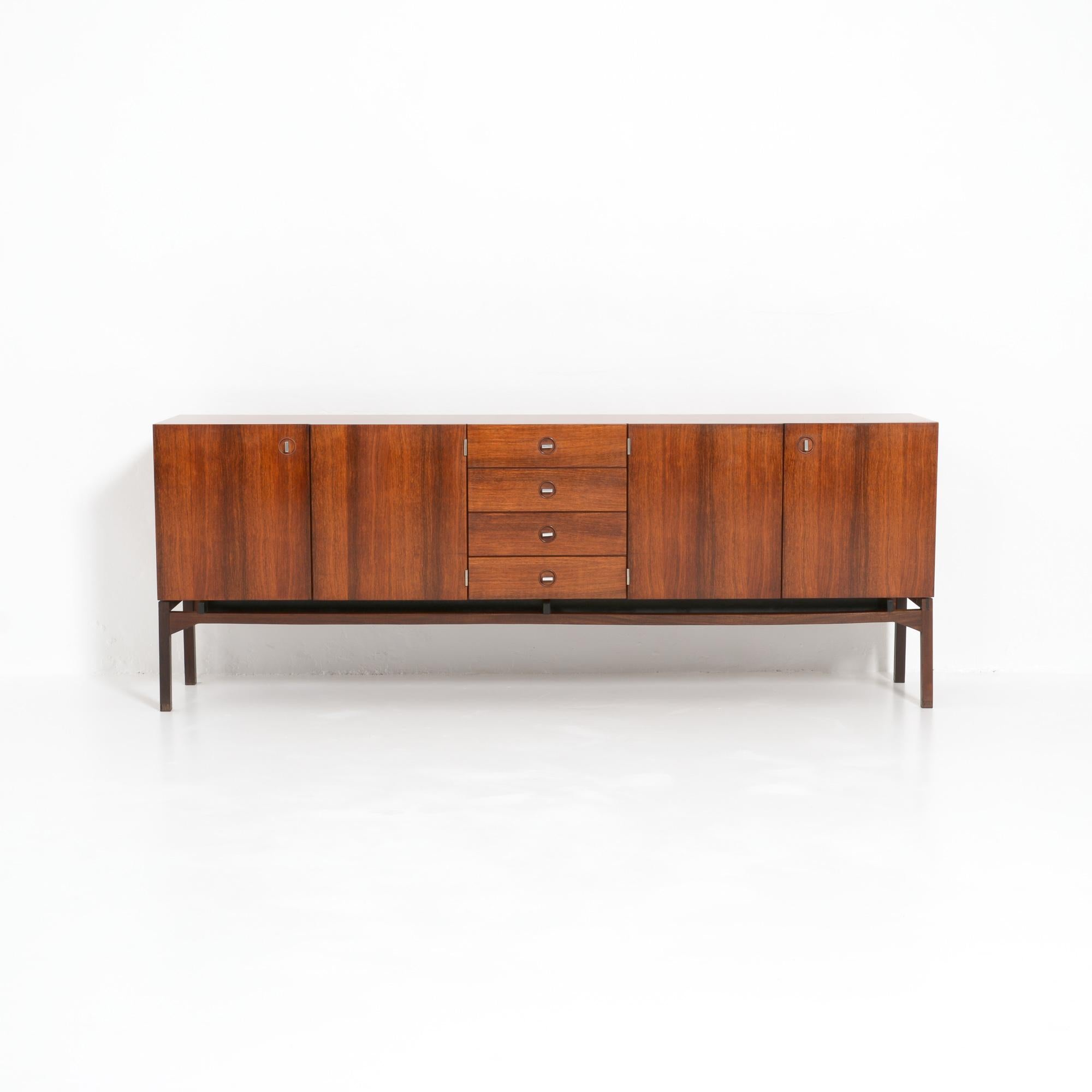 Pieter De Bruyne has designed this sideboard in the Europ series for V-form, Belgium in 1961.
De Bruyne liked especially the harmonious design and the large span.
In the beginning of the 1960s Oswald Vermaercke from V-form attracted designers as