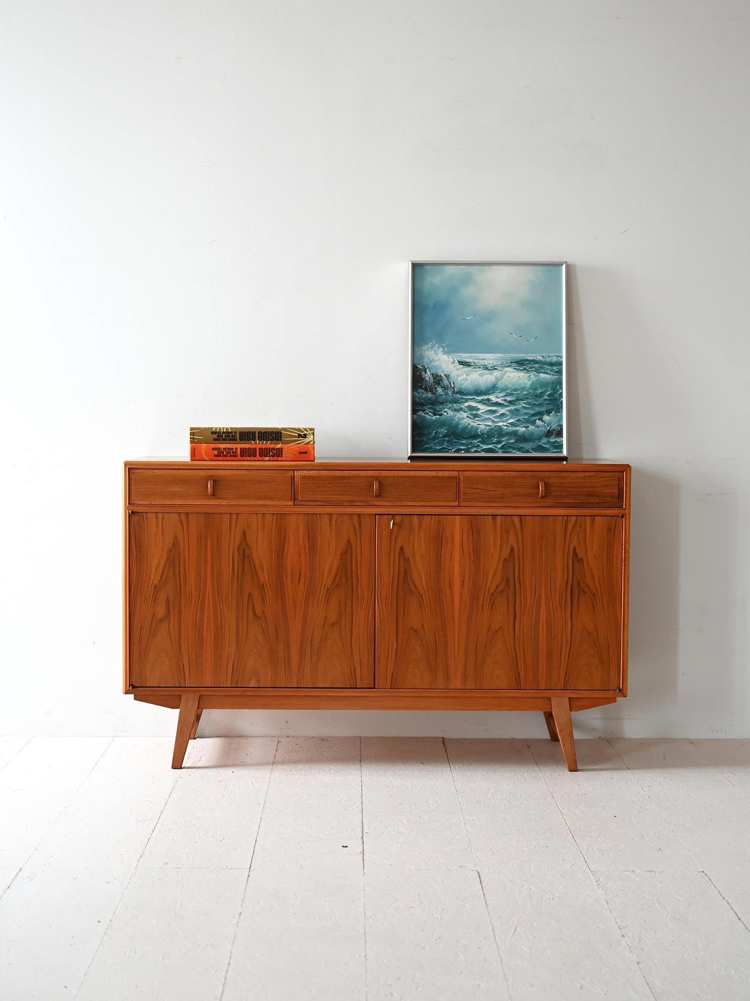 Buffet en noyer. Modification d'époque sur la bibliothèque Bodafors de Facett, avec cachet d'origine. Design scandinave des années 1950/60.

Buffet réalisé en tant que modification d'une bibliothèque Facett produite par Bodafors dans les années