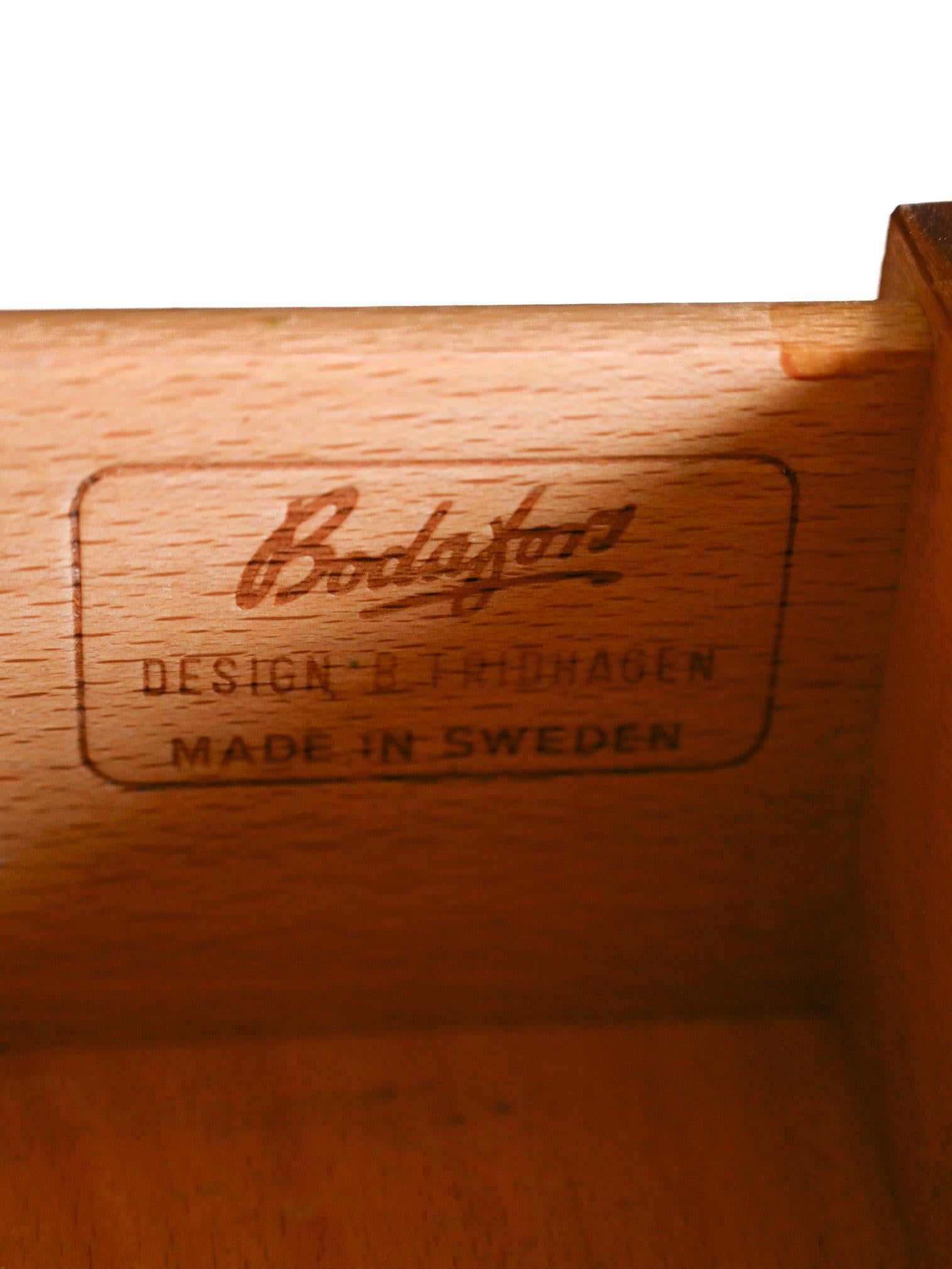 Noyer Buffet Facett Bodafors en noyer vintage en vente