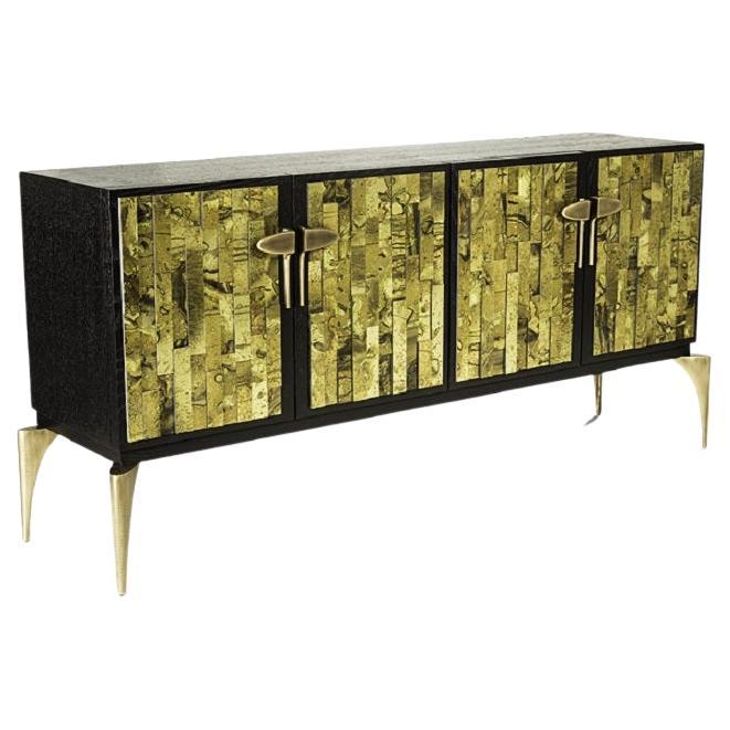 This sideboard brings a dazzling golden touch to your space, it is available in 4 doors and can be made in oak veneer with standard finishes and has layered brass door facades and cast brass legs and handles.
Other finishes and dimensions are