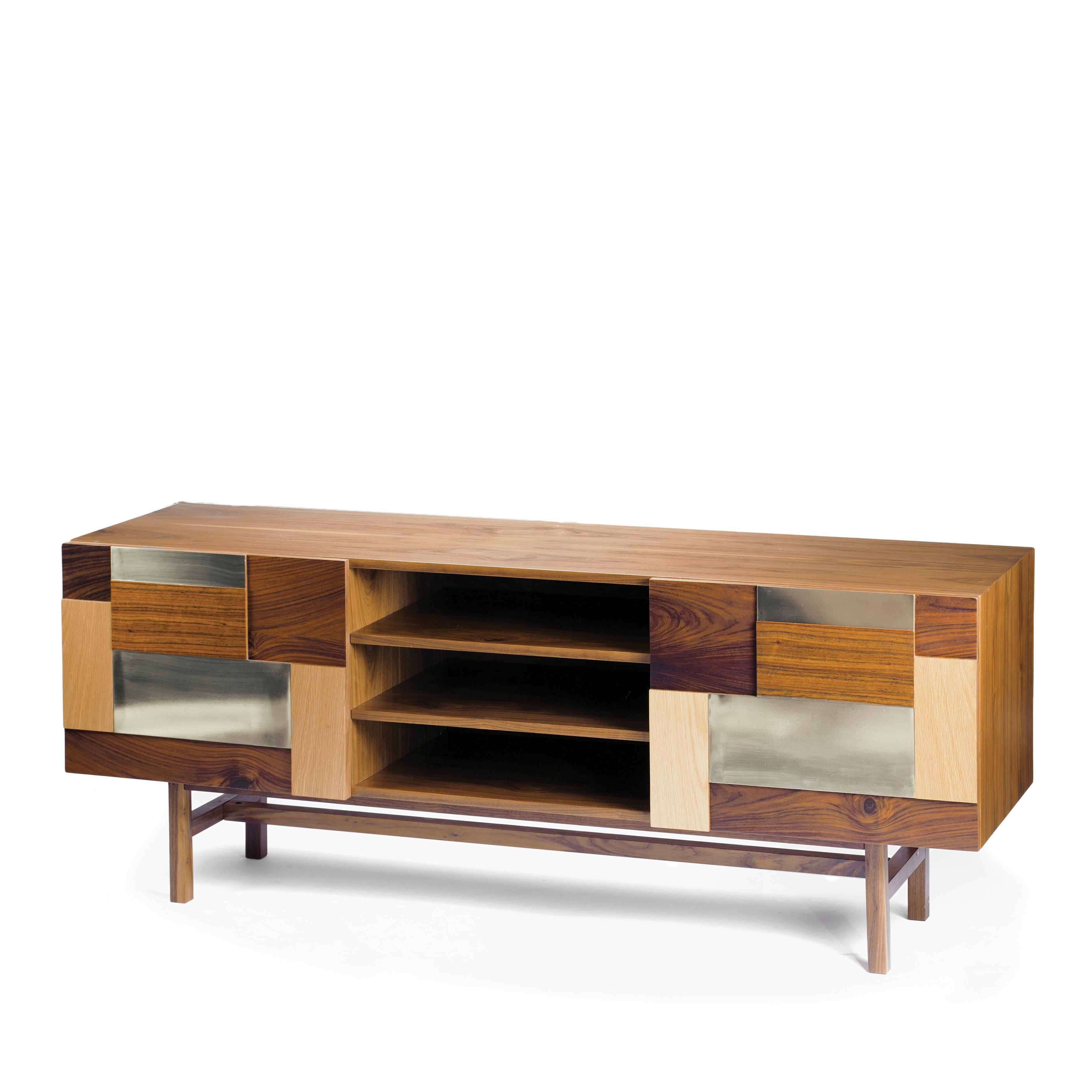 Sideboard-Form aus natürlichem Nussbaumholz und poliertem Messing (Poliert) im Angebot