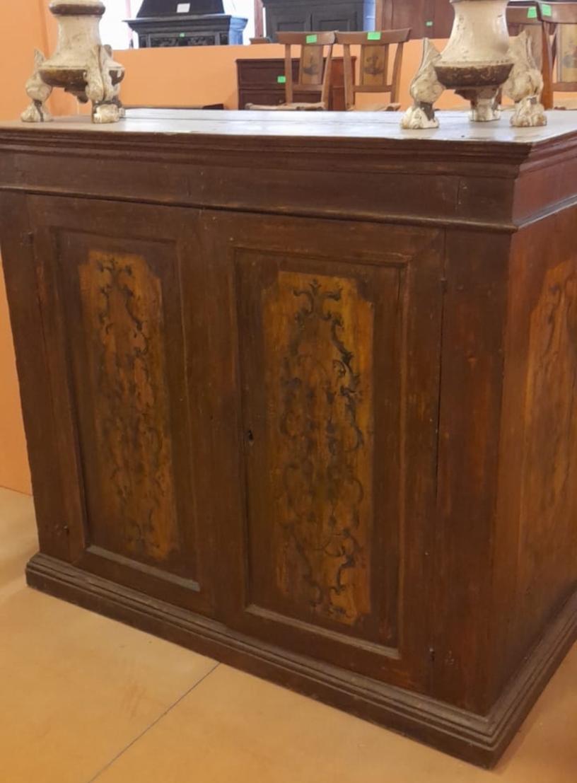 Sideboard from the 1600s Lacquered and Painted in Tempera In Good Condition For Sale In Cesena, FC