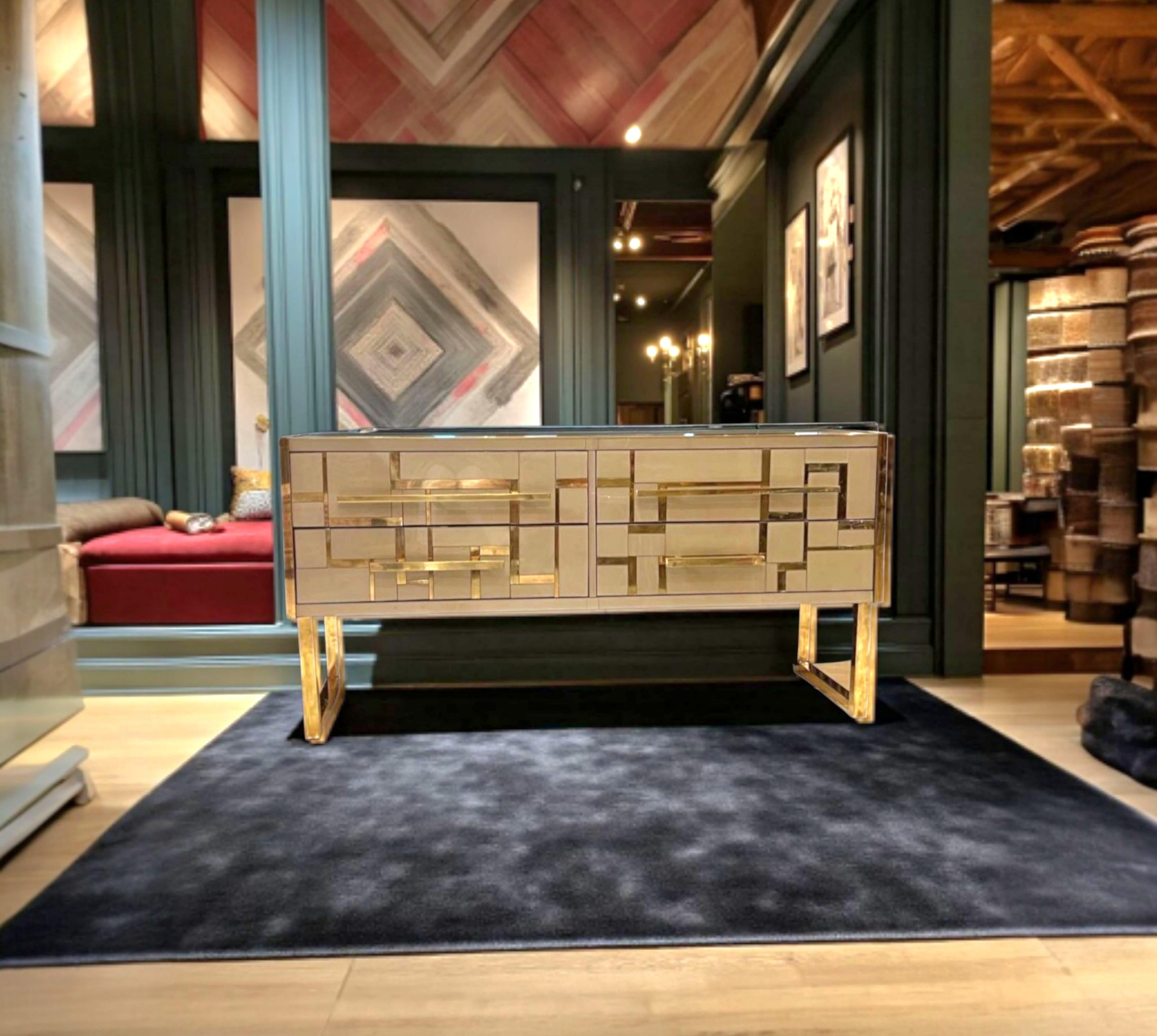 Zu den Protagonisten der neuen zeitgenössischen Luxusmöbel gehört dieses außergewöhnliche Möbelstück, hergestellt und entworfen von Justfurnituress. Ein Stück, das Handwerk und Design vereint, in dem geometrische Strenge auf die Kostbarkeit der