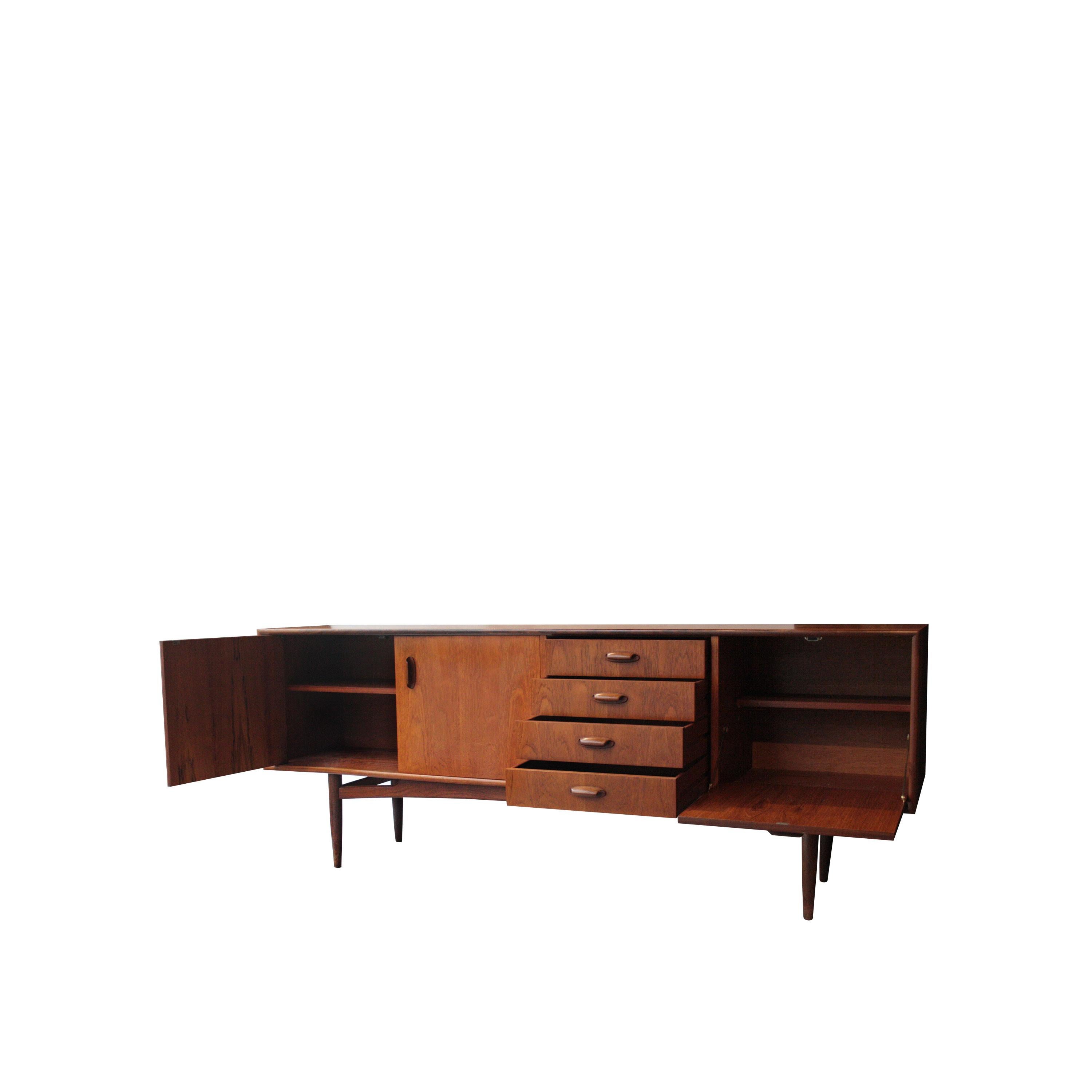 G Plan sideboard that was introduced in 1964 and was made until 1971. It was gradually overcome starting in 1968 by the Fresco range. It is a model that we call Gold Label, since it usually has a golden mark instead of the later label of Plan G in
