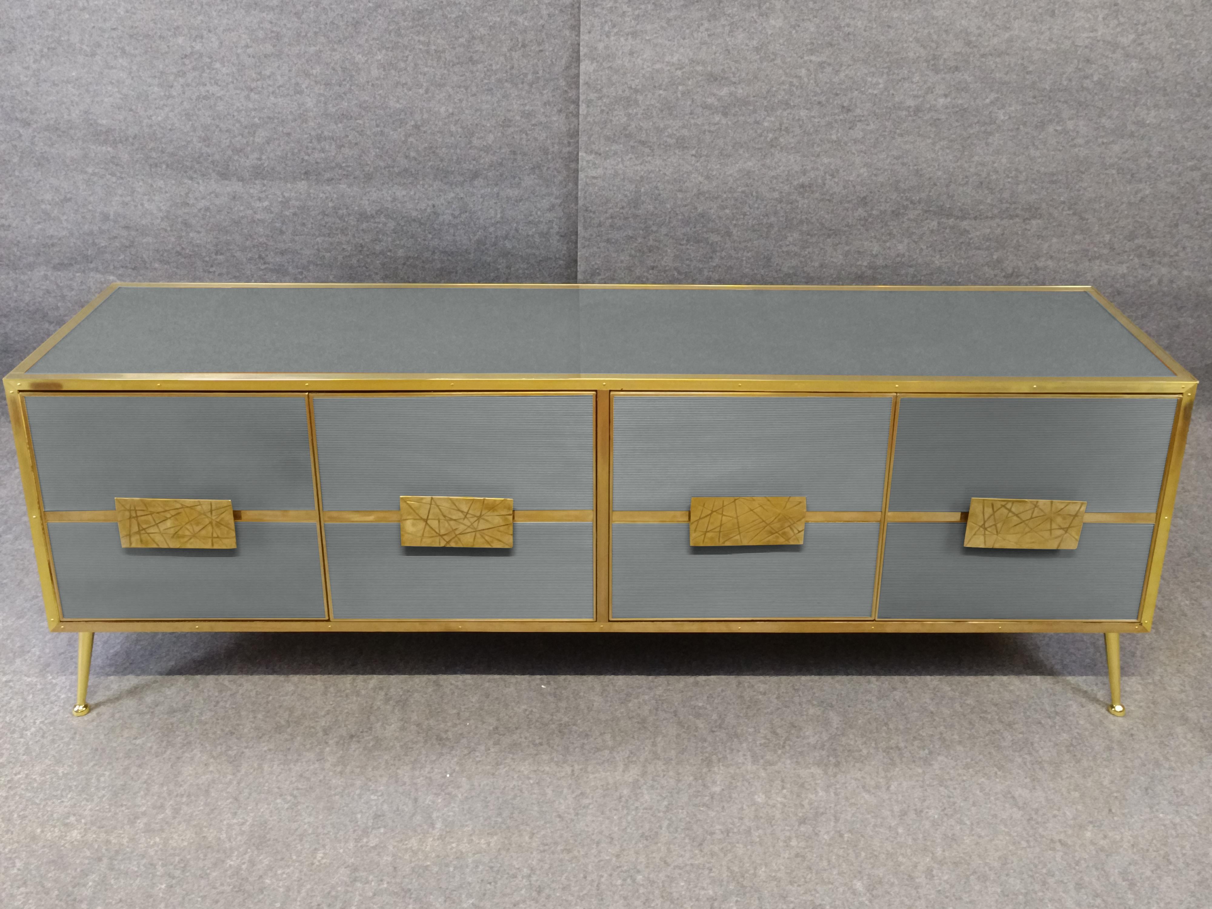 Grey sideboard with Murano glass doors 'Stile Grisinato' Made in Italy

Featuring four intricately designed Murano glass doors, this piece is a true work of art.

The sideboard is constructed from high-quality materials, including birch, brass, and