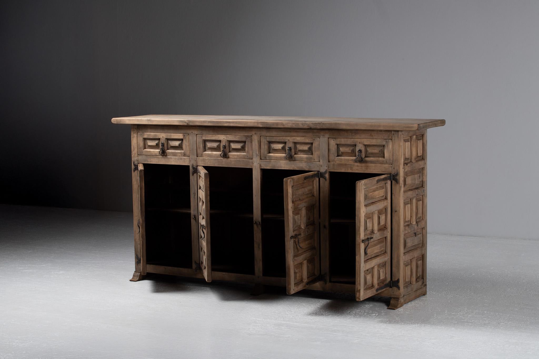 Colonial espagnol Buffet en orme sculpté avec quincaillerie en fer forgé, Espagne, années 1940 en vente