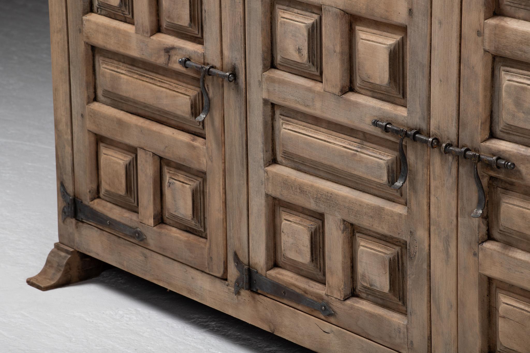 Sideboard in Carved Elm with Forged Iron Hardware, Spain, 1940s In Good Condition In Kaštel Sućurac, Splitsko-dalmatinska županija