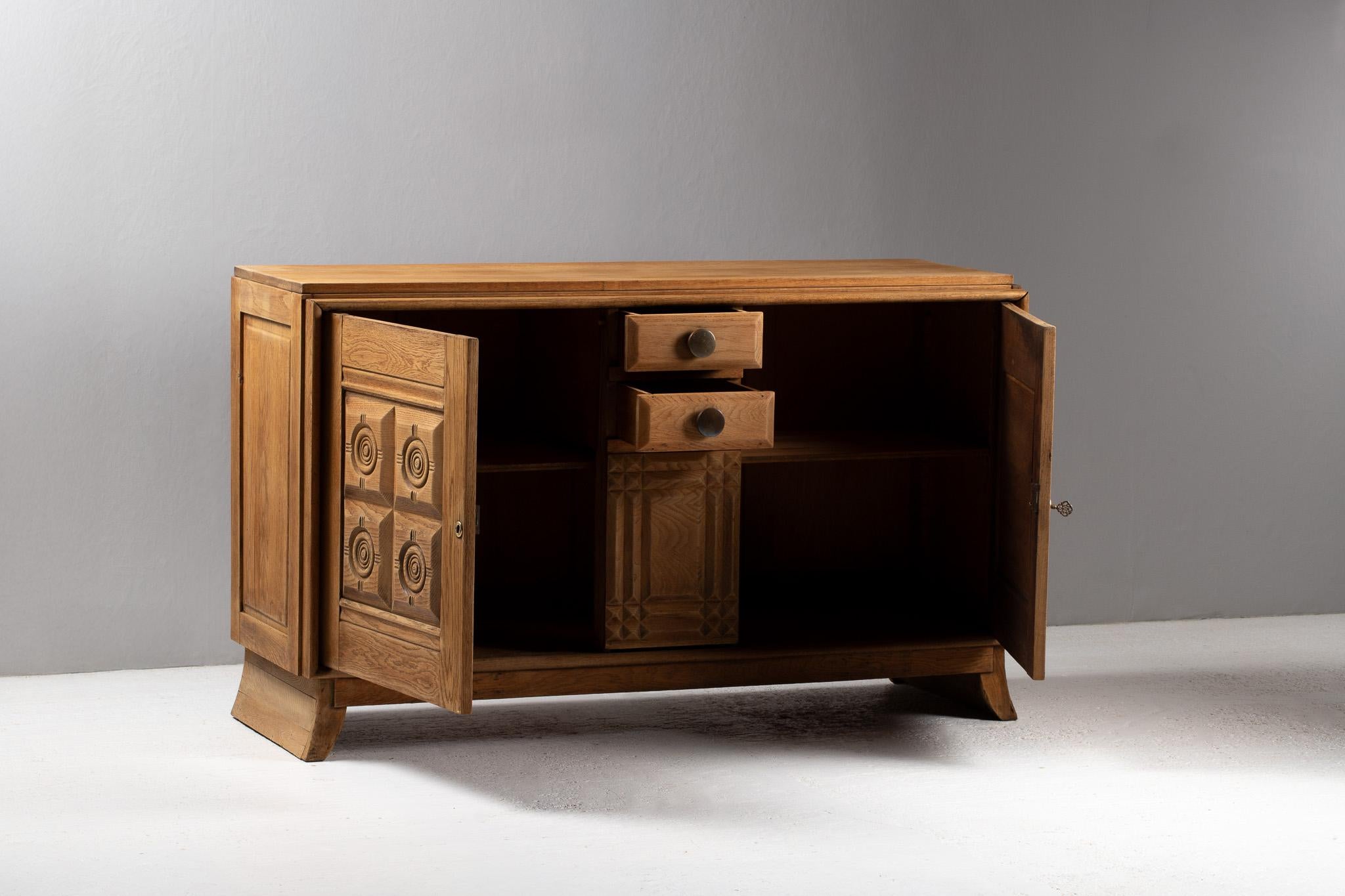Credenza in Oak intagliato, Francia, anni '60 in vendita 4