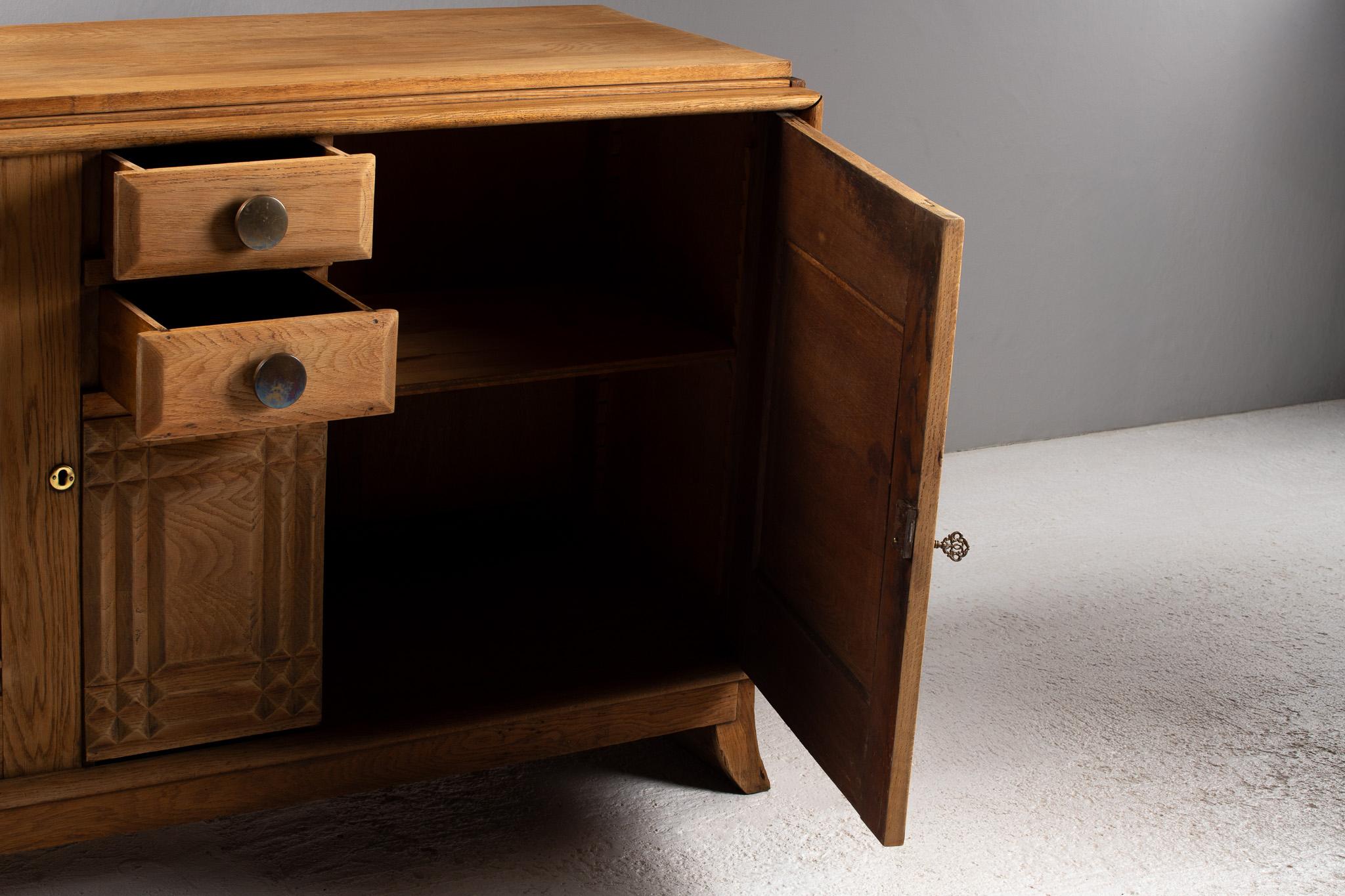 Credenza in Oak intagliato, Francia, anni '60 In condizioni buone in vendita a Kaštel Sućurac, Splitsko-dalmatinska županija