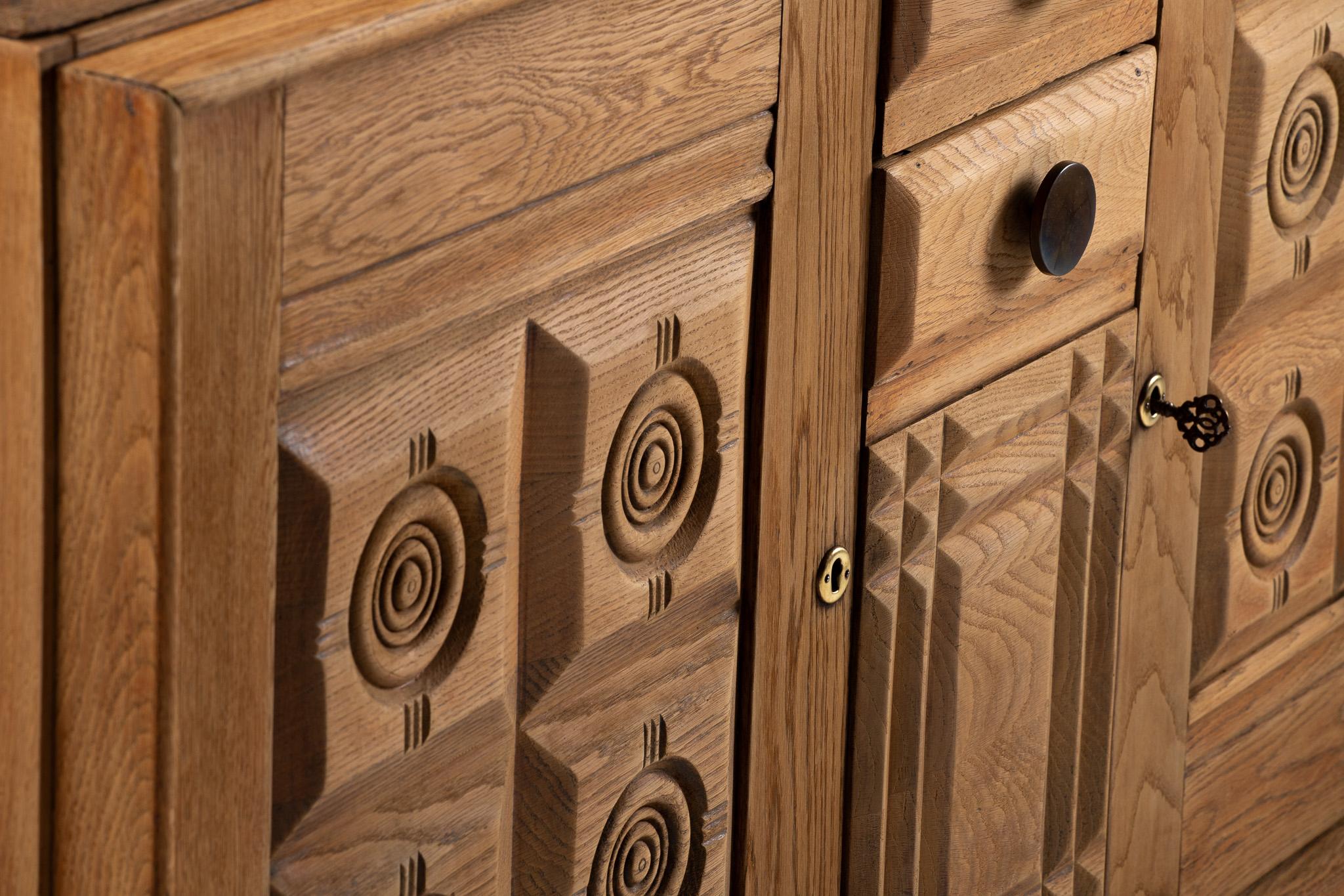 Metà XX secolo Credenza in Oak intagliato, Francia, anni '60 in vendita