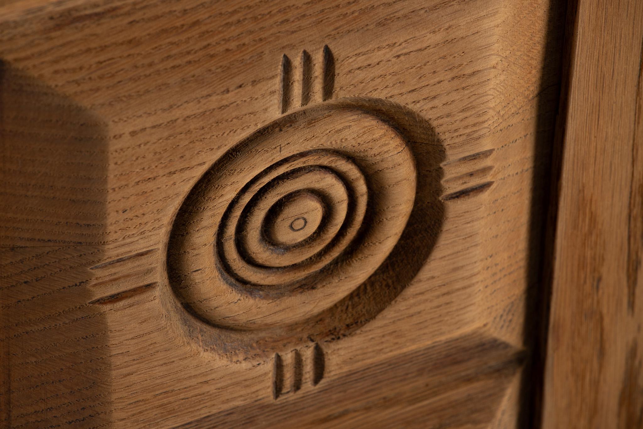 Quercia Credenza in Oak intagliato, Francia, anni '60 in vendita