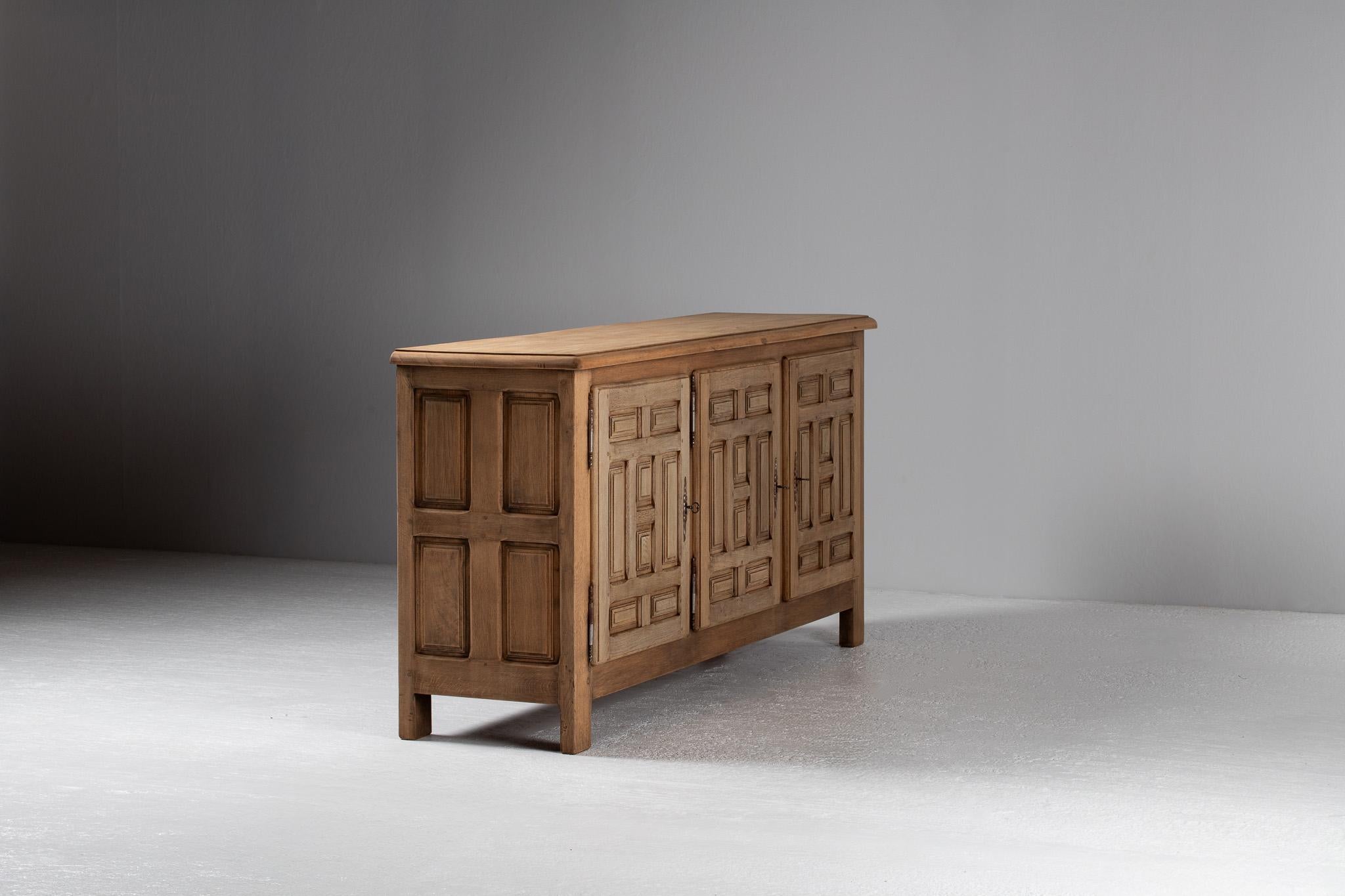 Sideboard in Carved Oak, Spain, 1940s (Spanisch) im Angebot