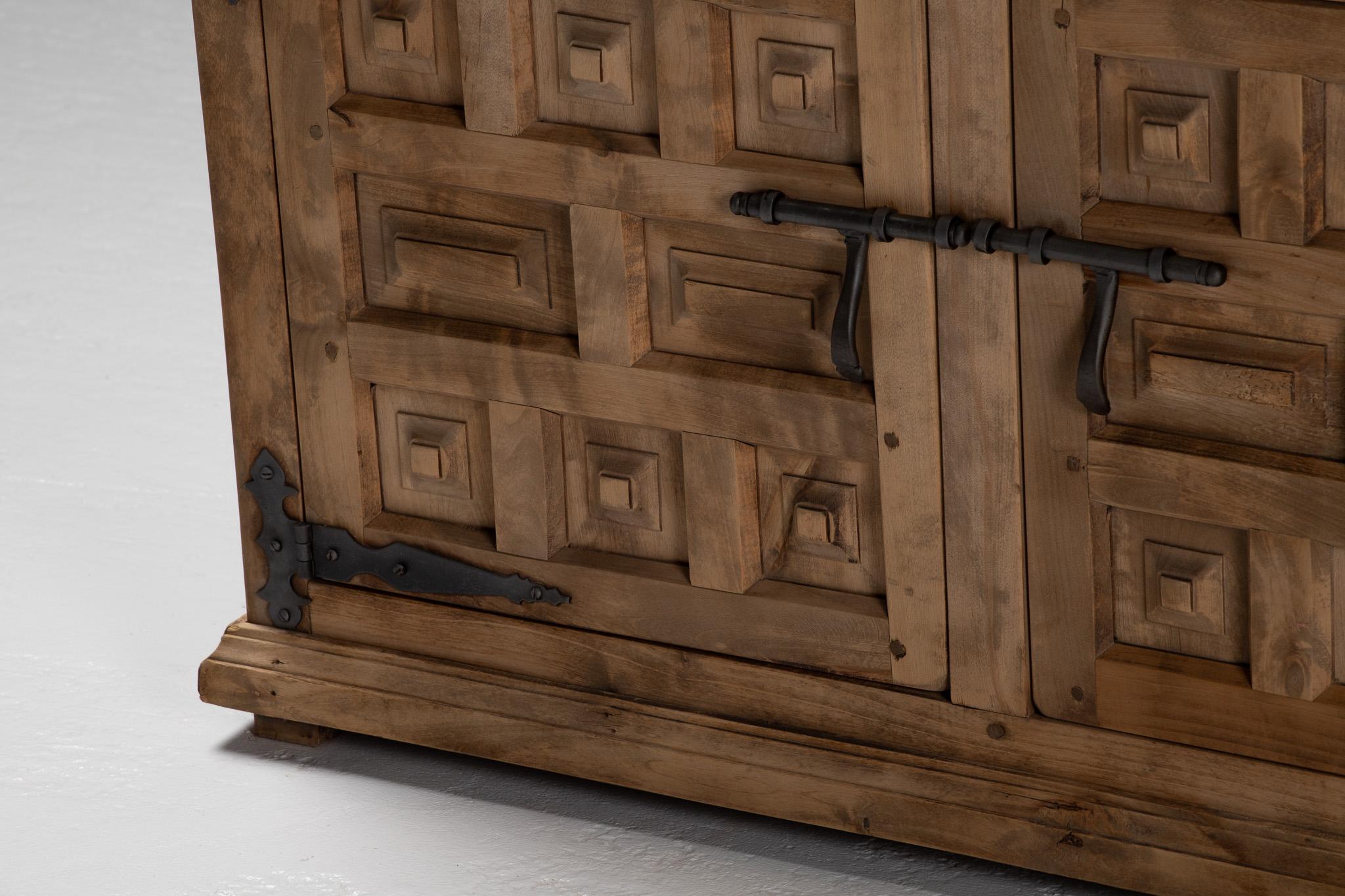 Sideboard in Carved Oak, Spain, 1940s In Good Condition For Sale In Kaštel Sućurac, Splitsko-dalmatinska županija