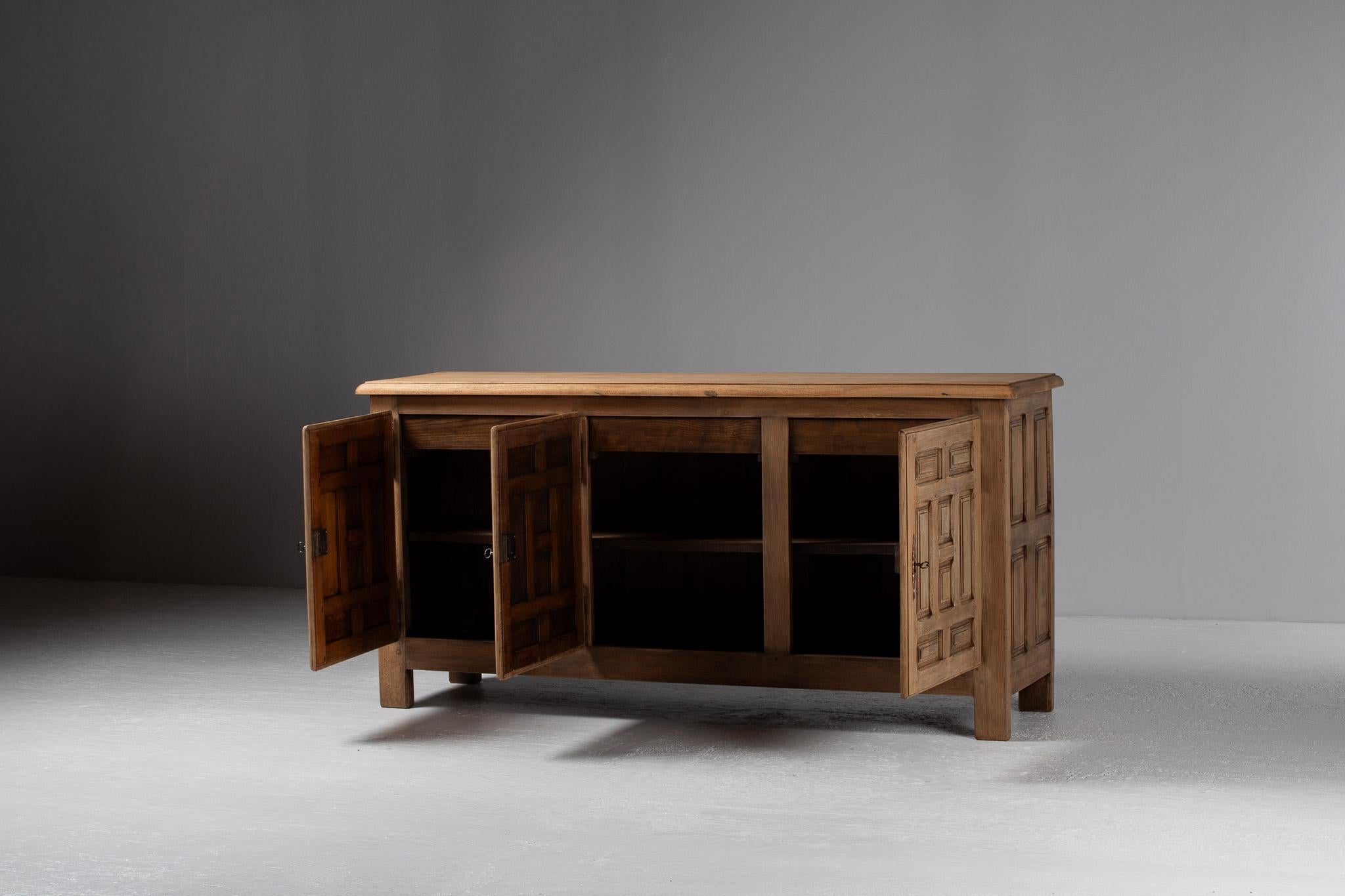 Sideboard in Carved Oak, Spain, 1940s (Geschnitzt) im Angebot