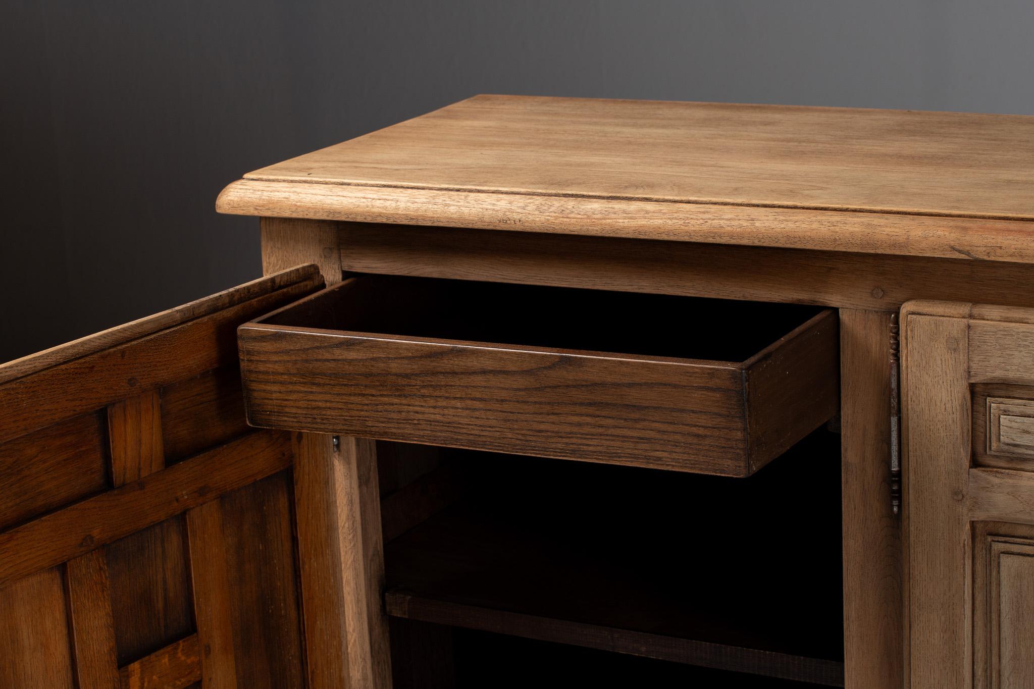 Sideboard in Carved Oak, Spain, 1940s im Zustand „Gut“ im Angebot in Kaštel Sućurac, Splitsko-dalmatinska županija