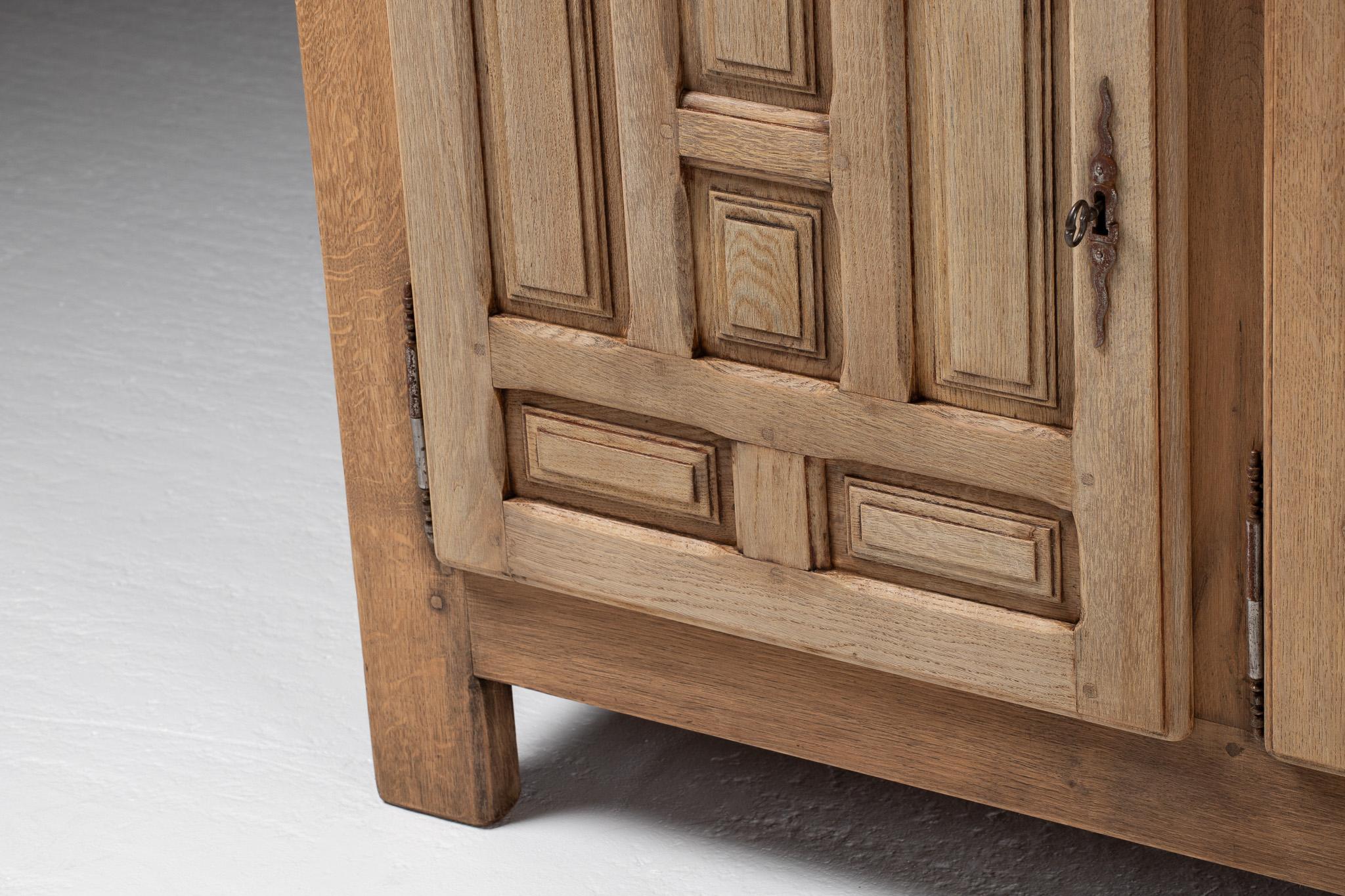 Sideboard in Carved Oak, Spain, 1940s (Mitte des 20. Jahrhunderts) im Angebot