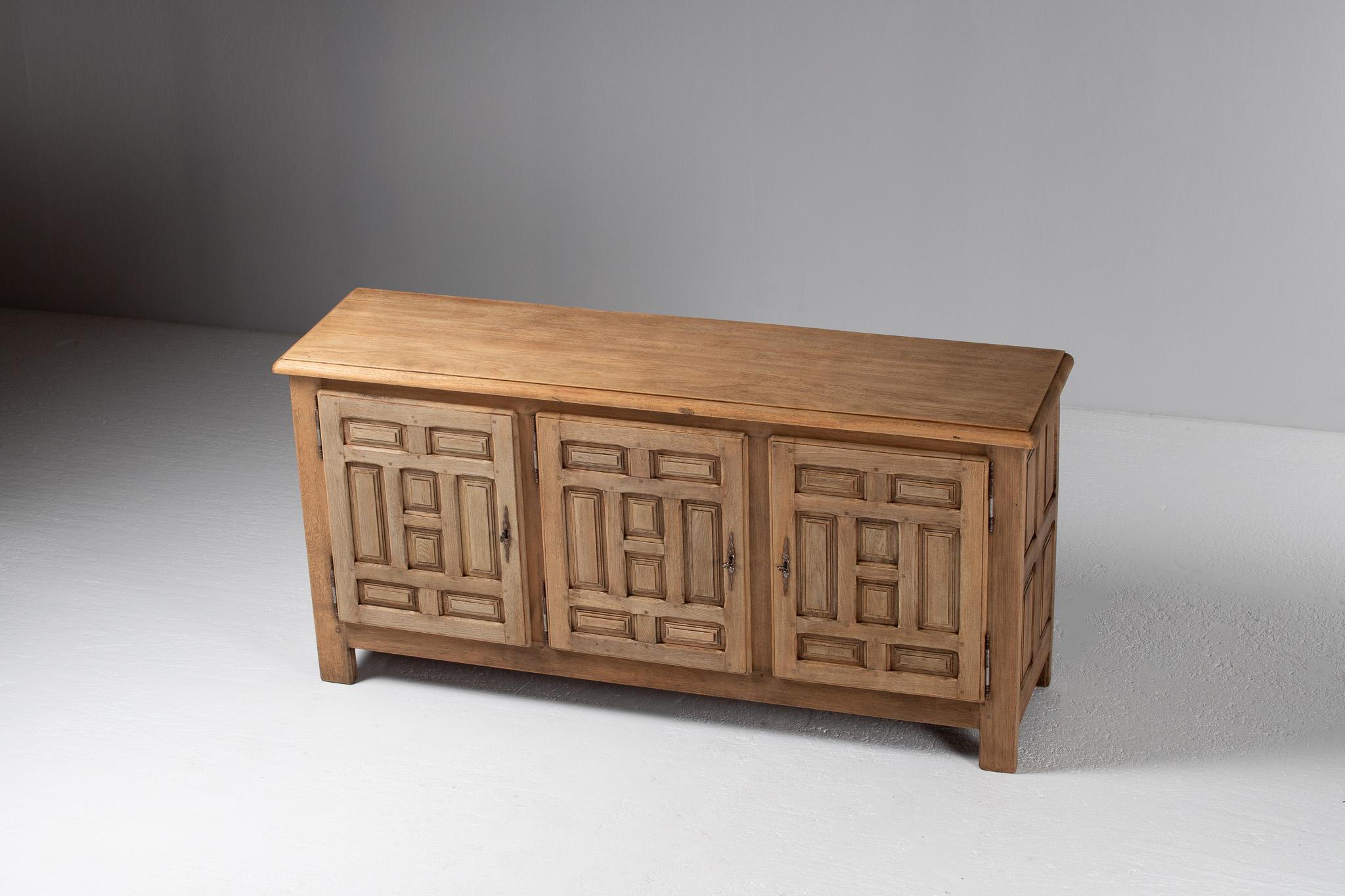 Sideboard in Carved Oak, Spain, 1940s (Eichenholz) im Angebot