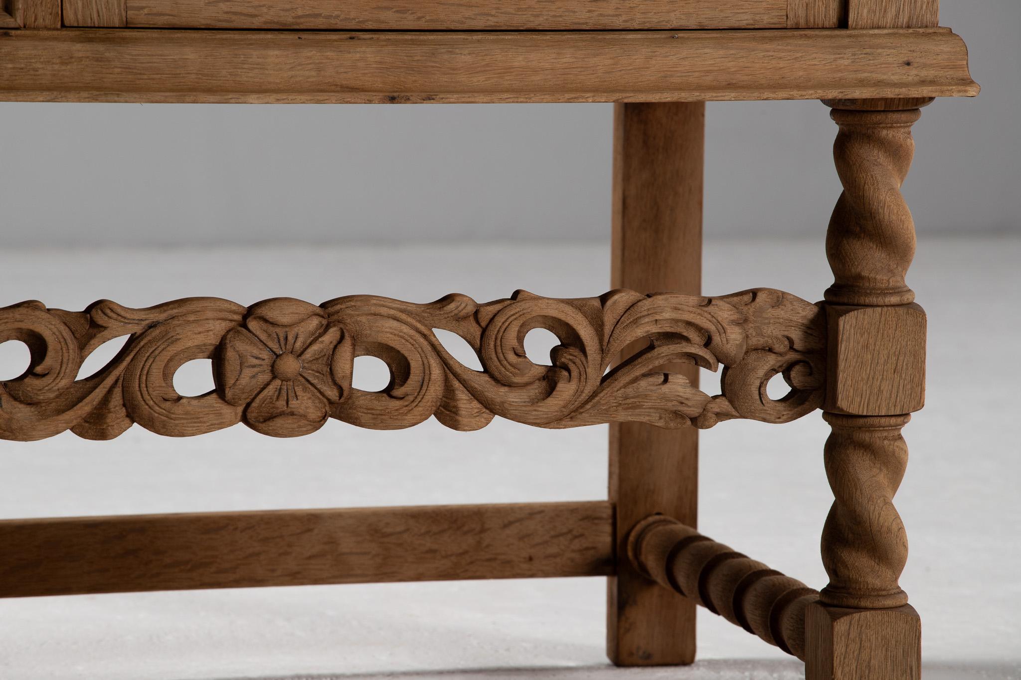 Buffet en chêne sculpté avec pieds tournés, Espagne, années 1940 en vente 3
