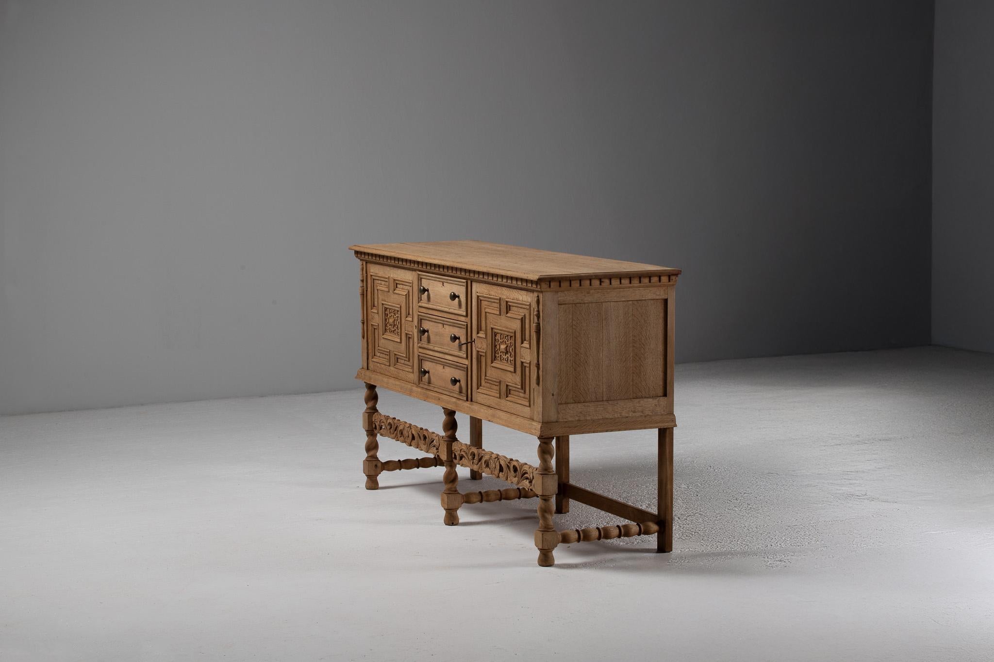 Buffet en chêne sculpté avec pieds tournés, Espagne, années 1940 en vente 5