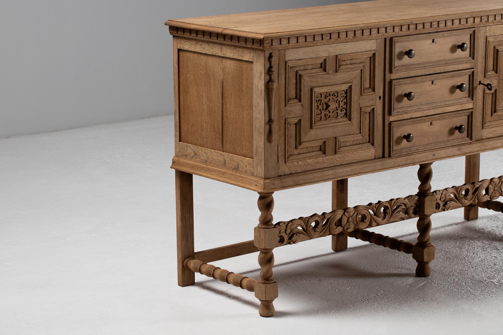 Buffet en chêne sculpté avec pieds tournés, Espagne, années 1940 en vente 6