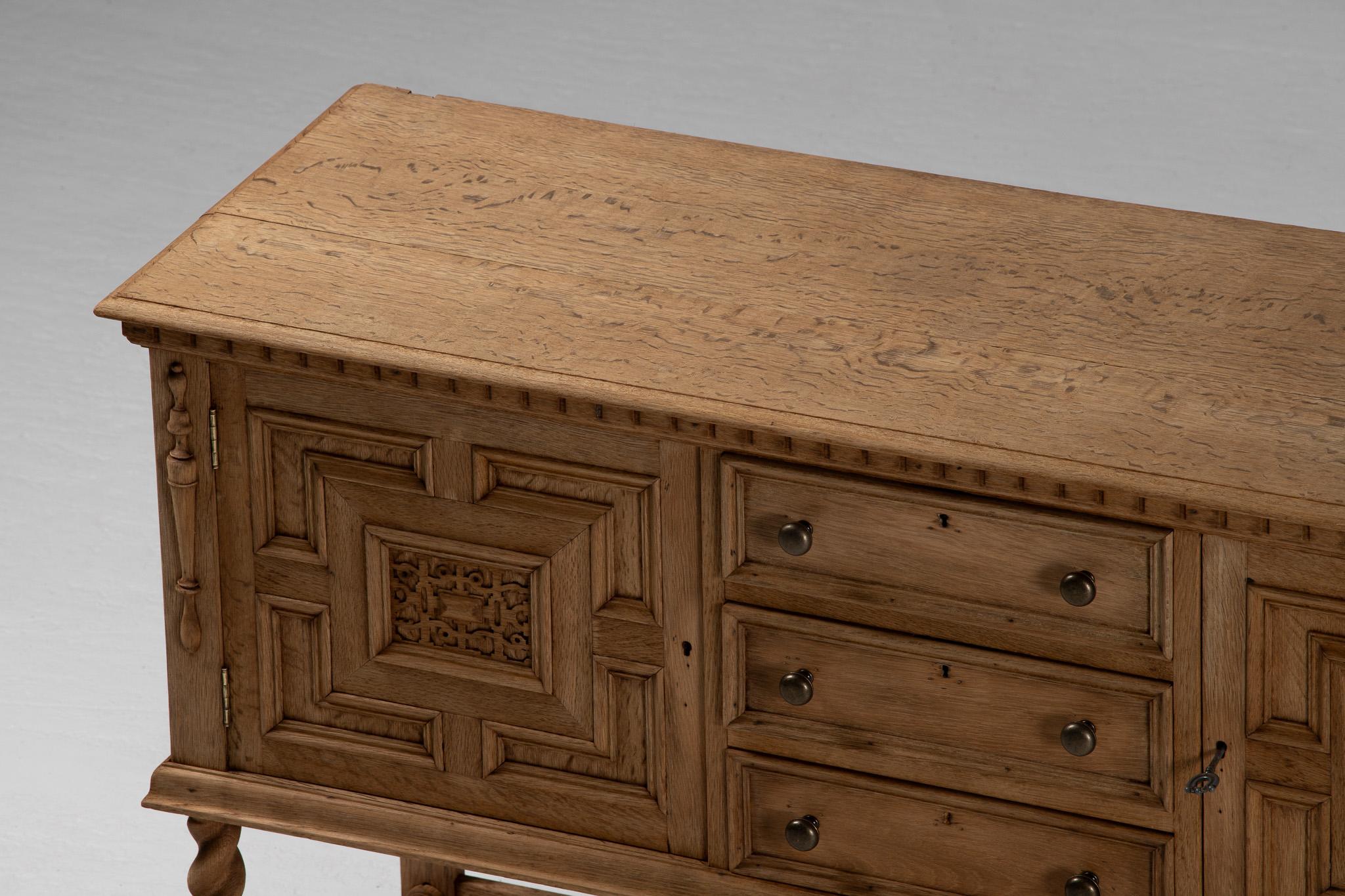 Buffet en chêne sculpté avec pieds tournés, Espagne, années 1940 en vente 7