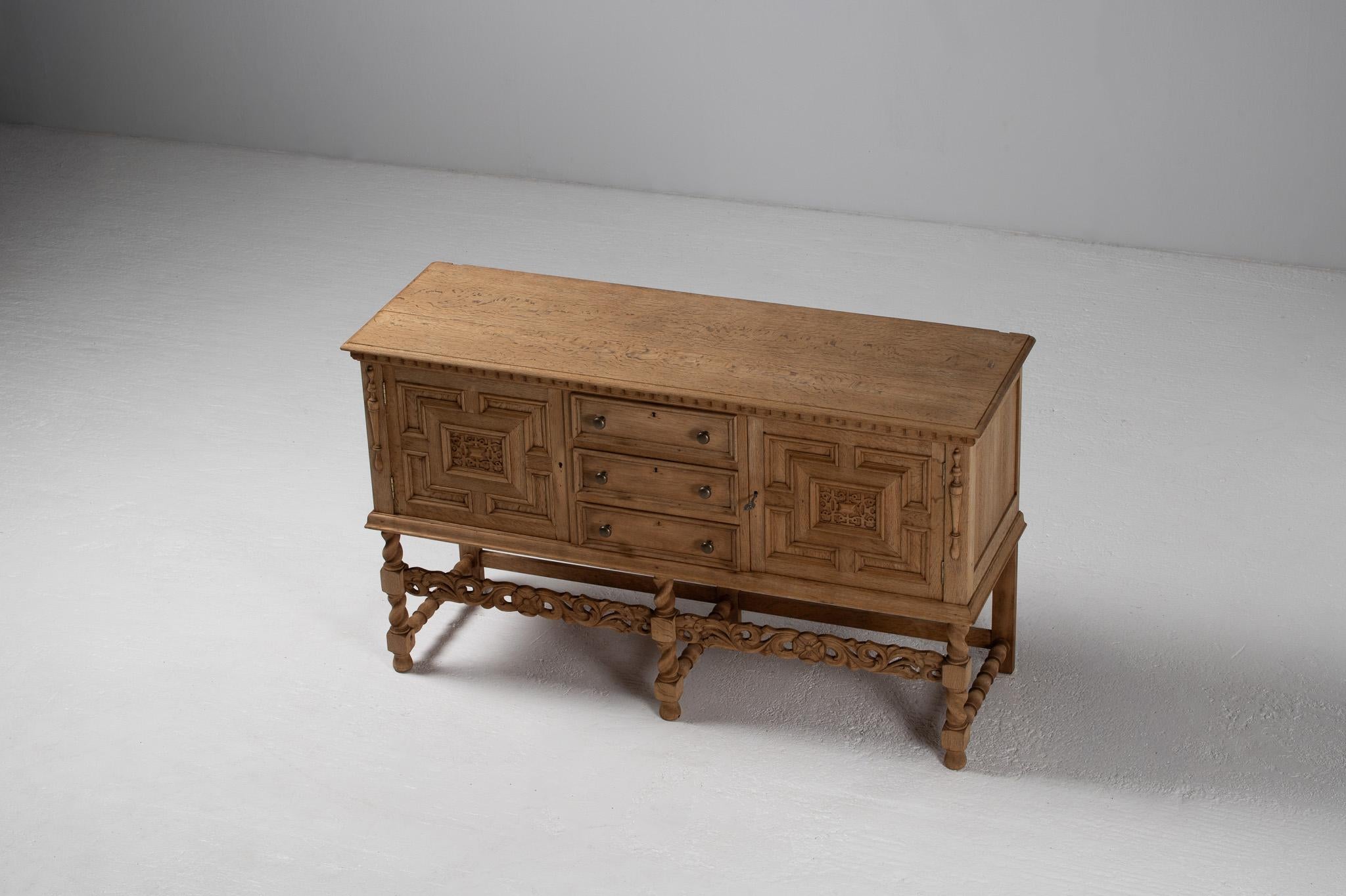 Buffet en chêne sculpté avec pieds tournés, Espagne, années 1940 en vente 8
