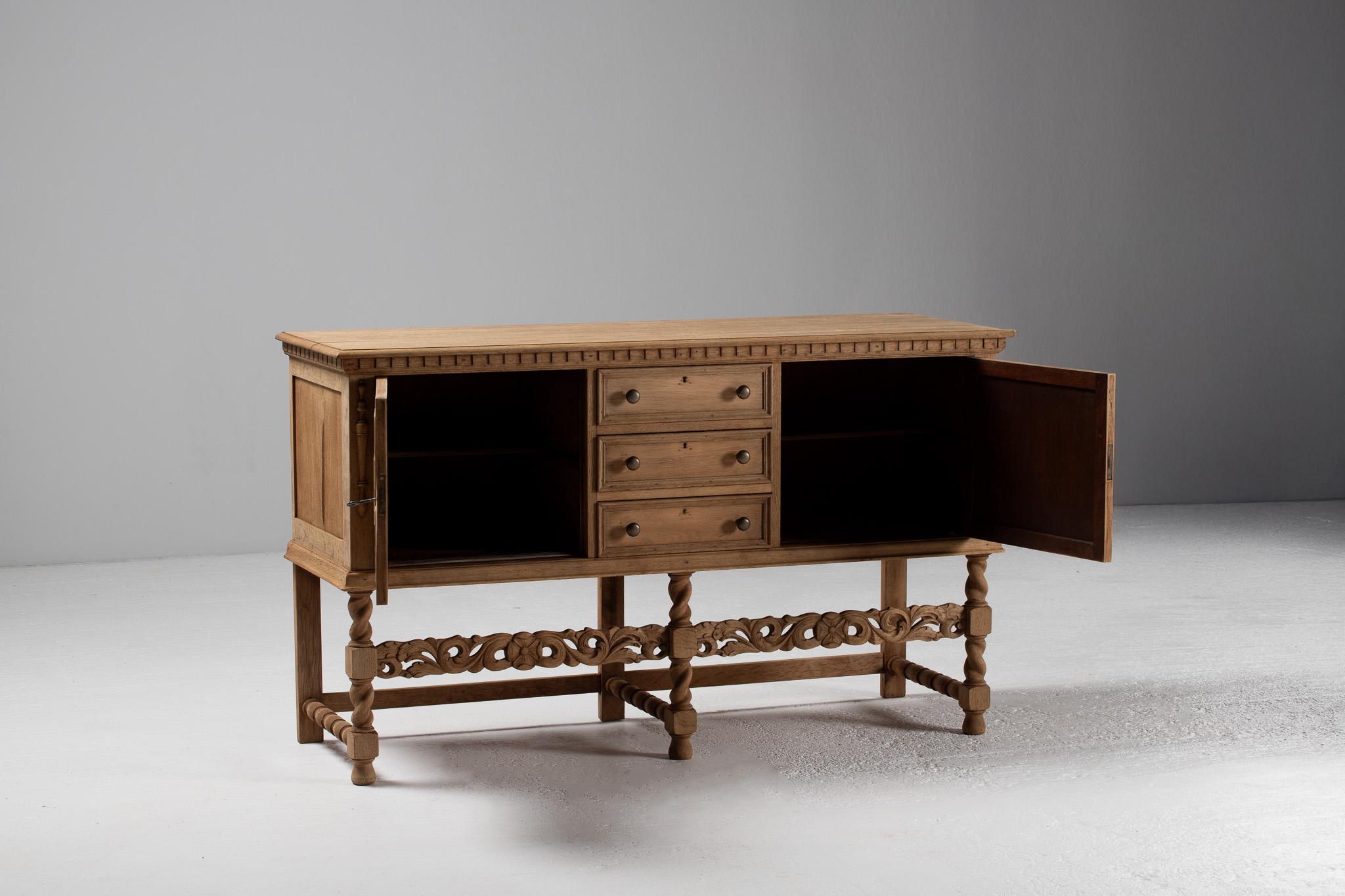 Colonial espagnol Buffet en chêne sculpté avec pieds tournés, Espagne, années 1940 en vente