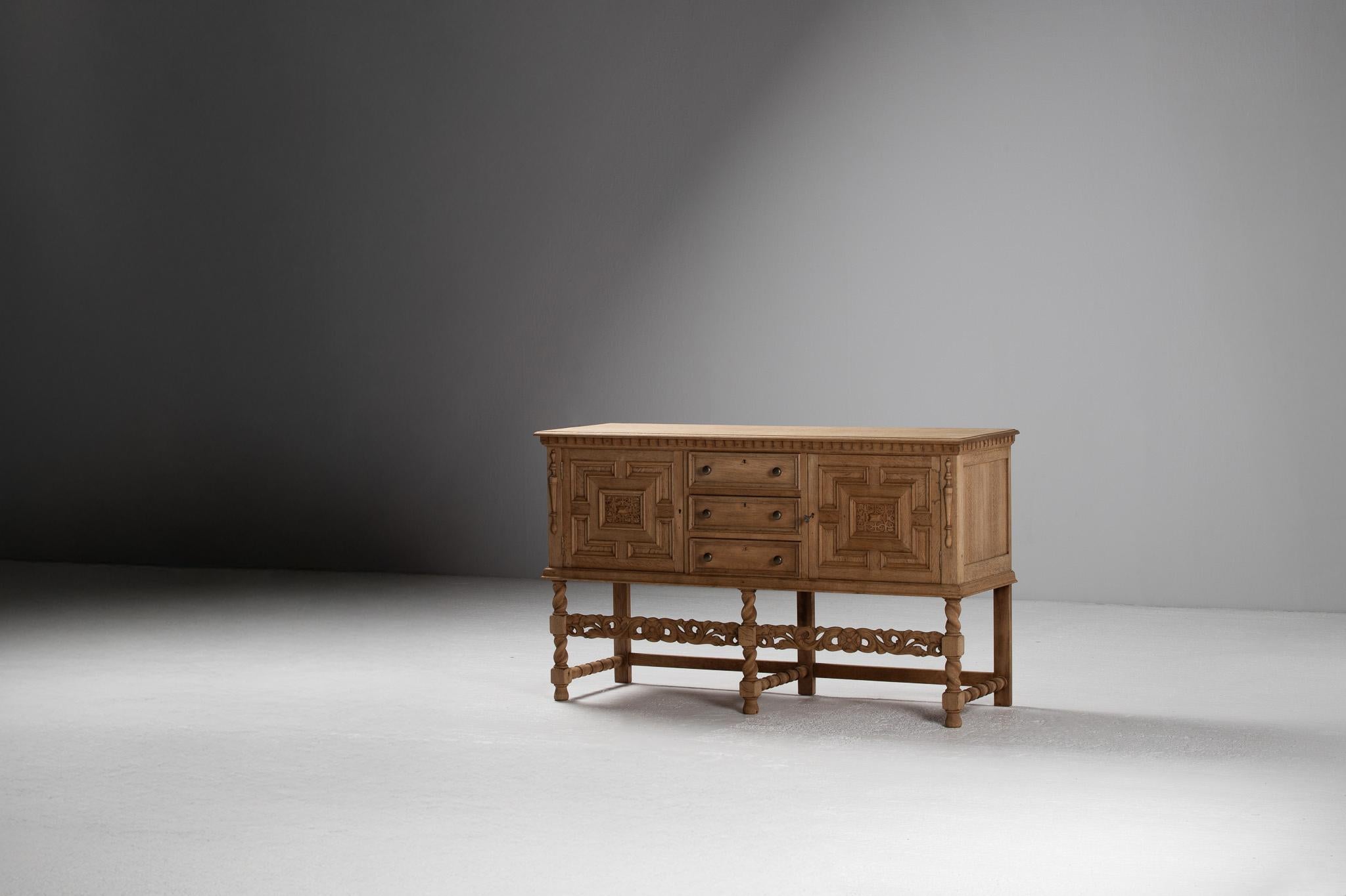 Espagnol Buffet en chêne sculpté avec pieds tournés, Espagne, années 1940 en vente