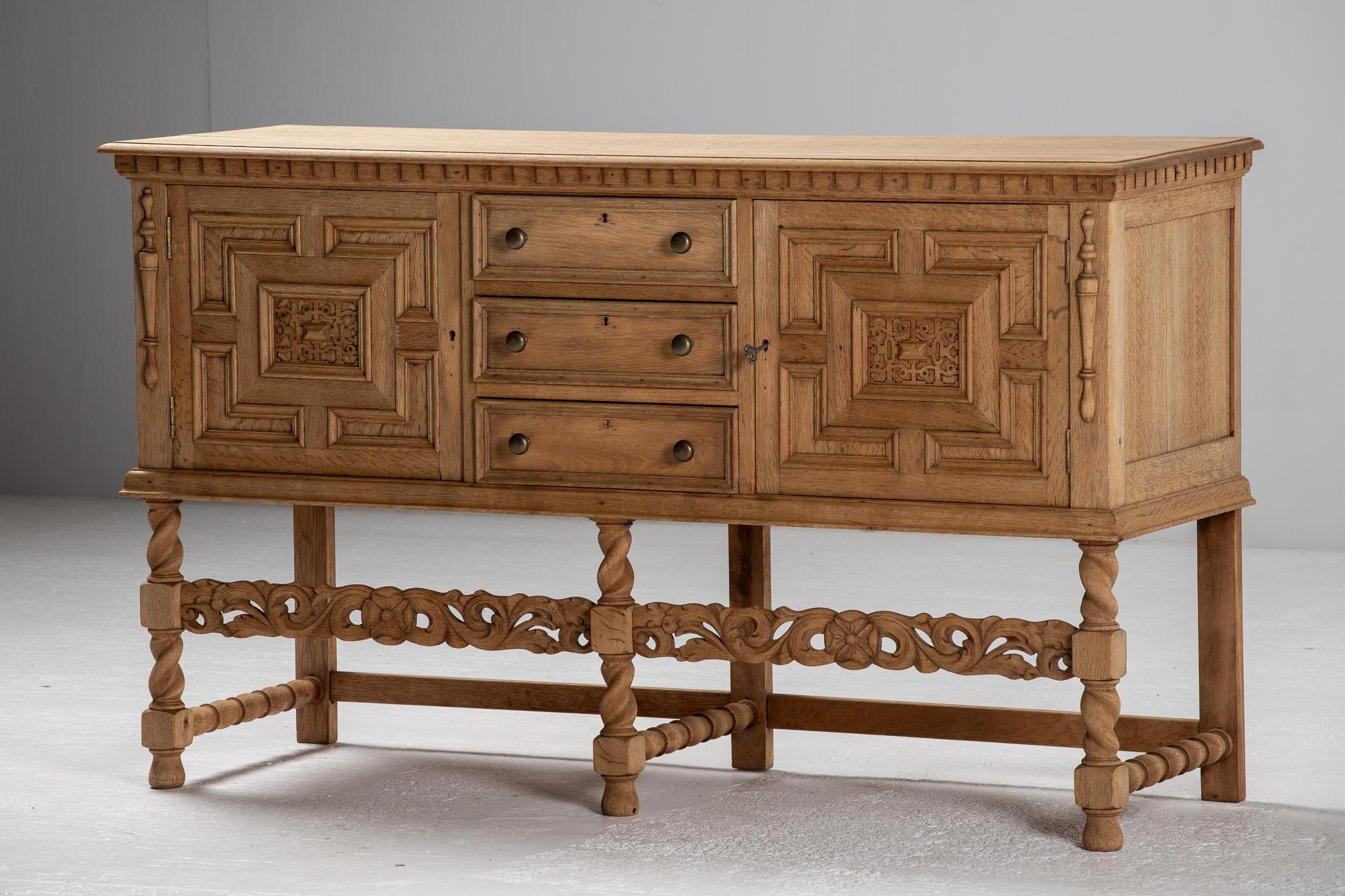 Milieu du XXe siècle Buffet en chêne sculpté avec pieds tournés, Espagne, années 1940 en vente