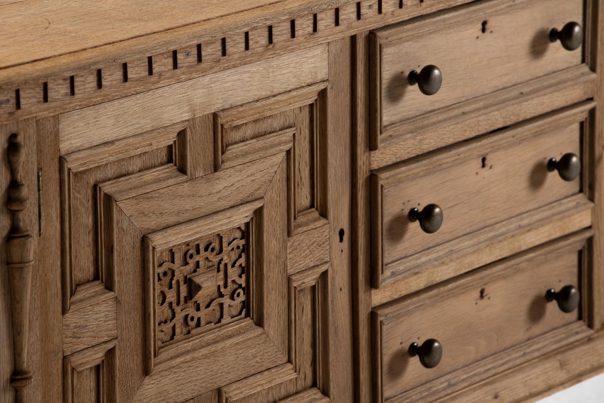 Chêne Buffet en chêne sculpté avec pieds tournés, Espagne, années 1940 en vente