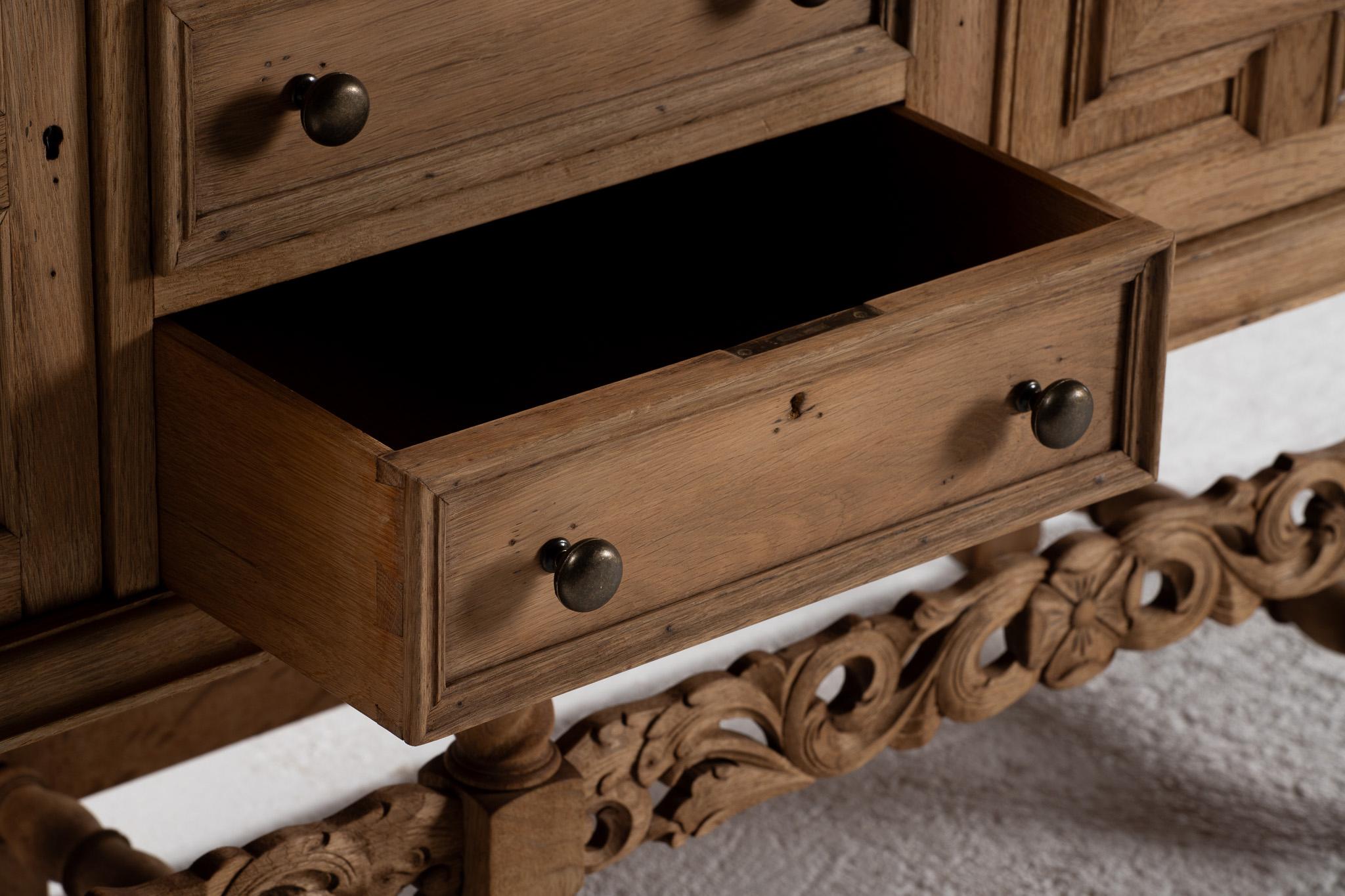 Buffet en chêne sculpté avec pieds tournés, Espagne, années 1940 en vente 2