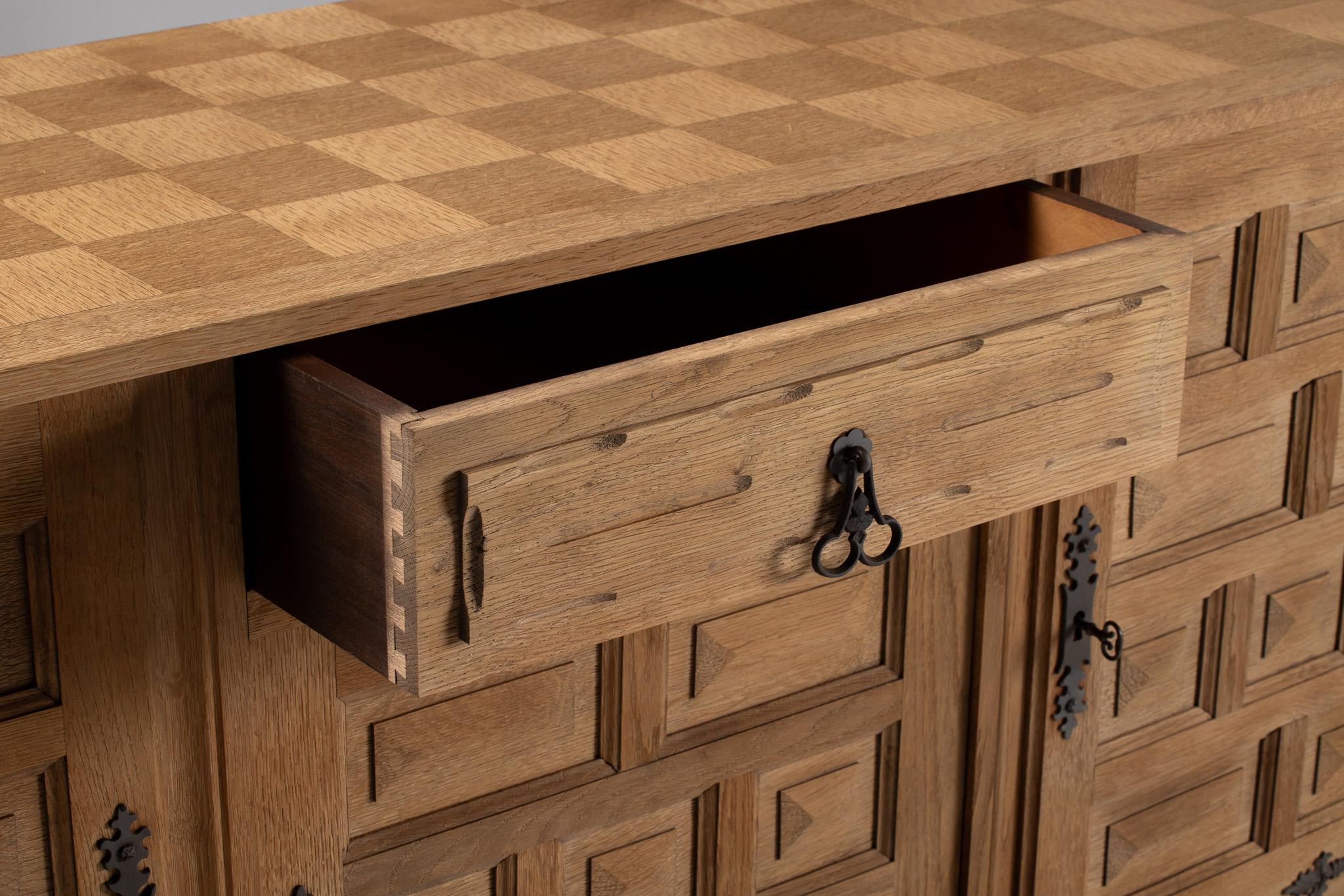 Sideboard aus geschnitzter Eiche mit schmiedeeisernen Beschlägen, Spanien, 1940er Jahre im Angebot 4