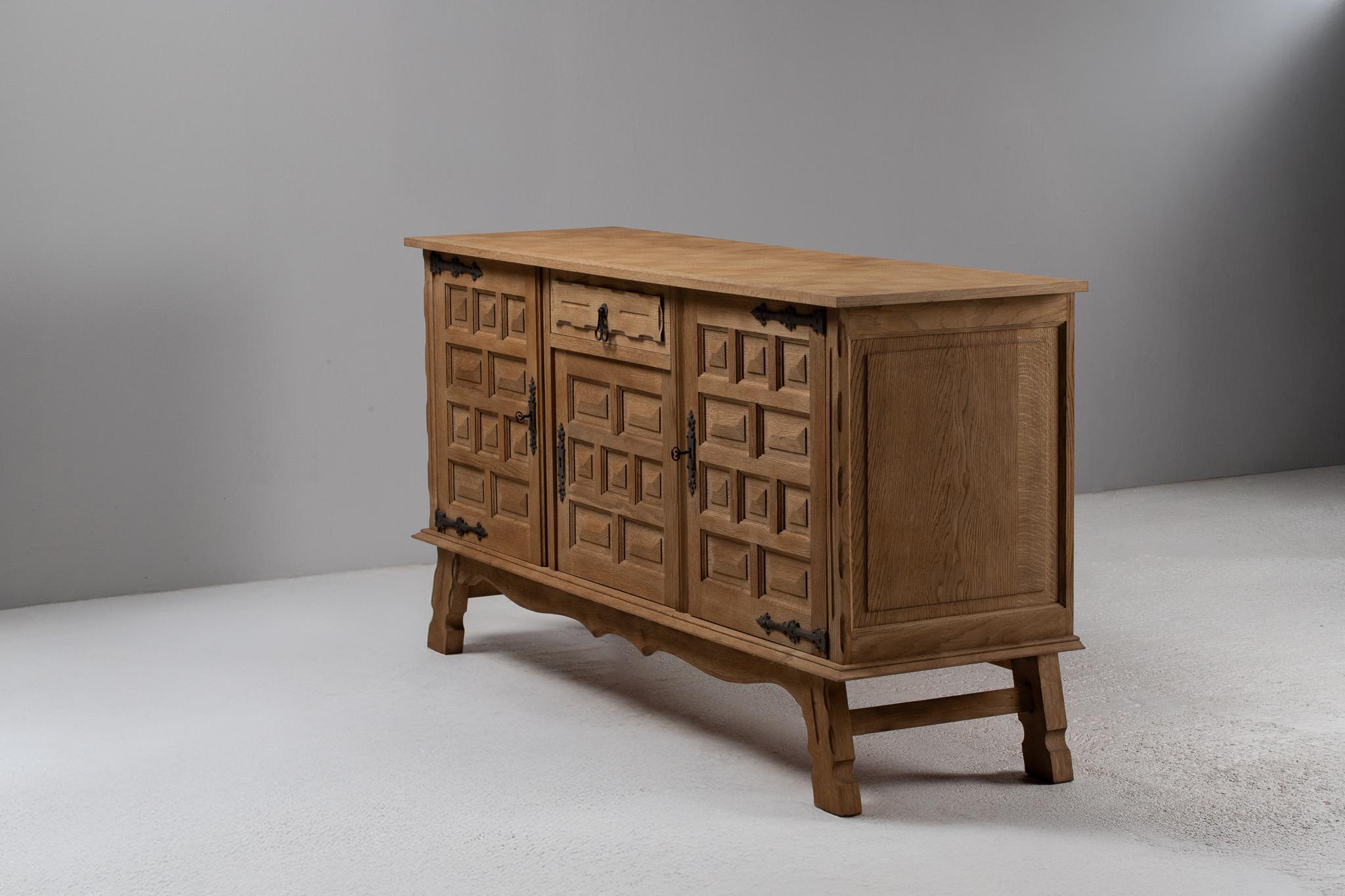 Sideboard aus geschnitzter Eiche mit schmiedeeisernen Beschlägen, Spanien, 1940er Jahre (Spanisch) im Angebot