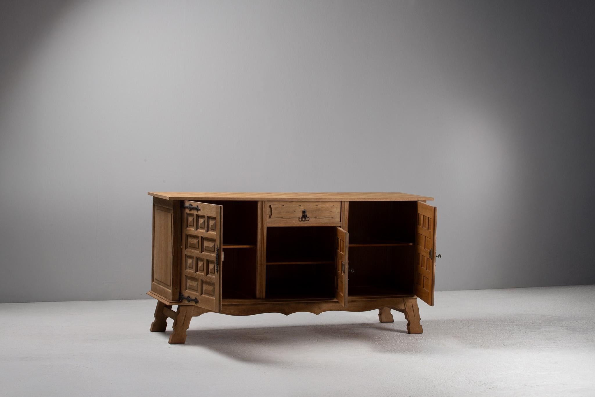 Sideboard aus geschnitzter Eiche mit schmiedeeisernen Beschlägen, Spanien, 1940er Jahre im Zustand „Gut“ im Angebot in Kaštel Sućurac, Splitsko-dalmatinska županija