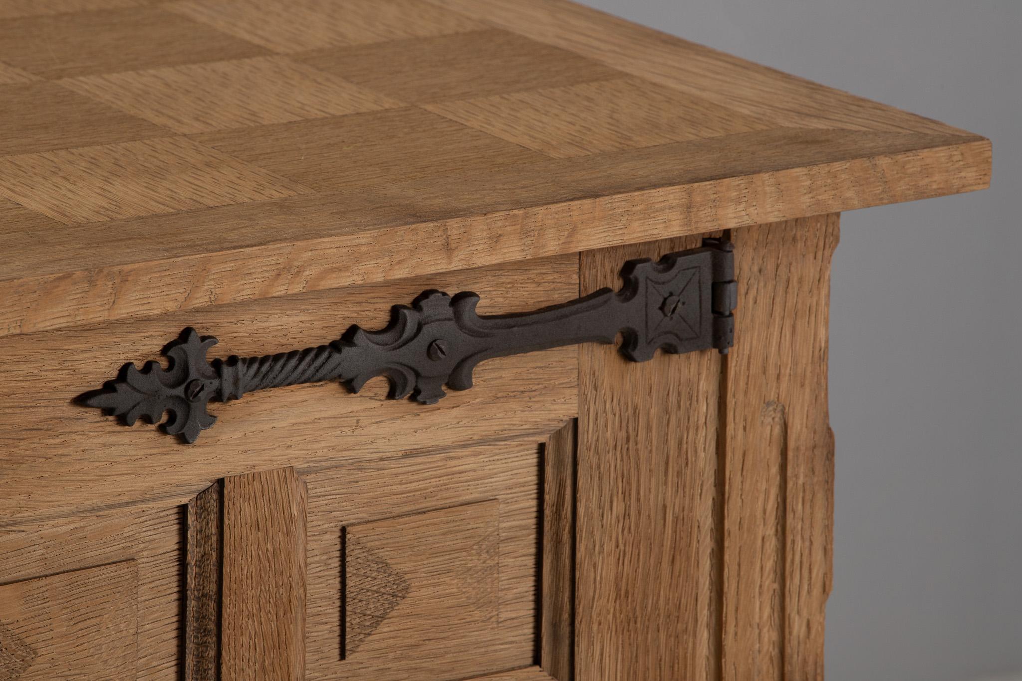 Sideboard aus geschnitzter Eiche mit schmiedeeisernen Beschlägen, Spanien, 1940er Jahre (20. Jahrhundert) im Angebot