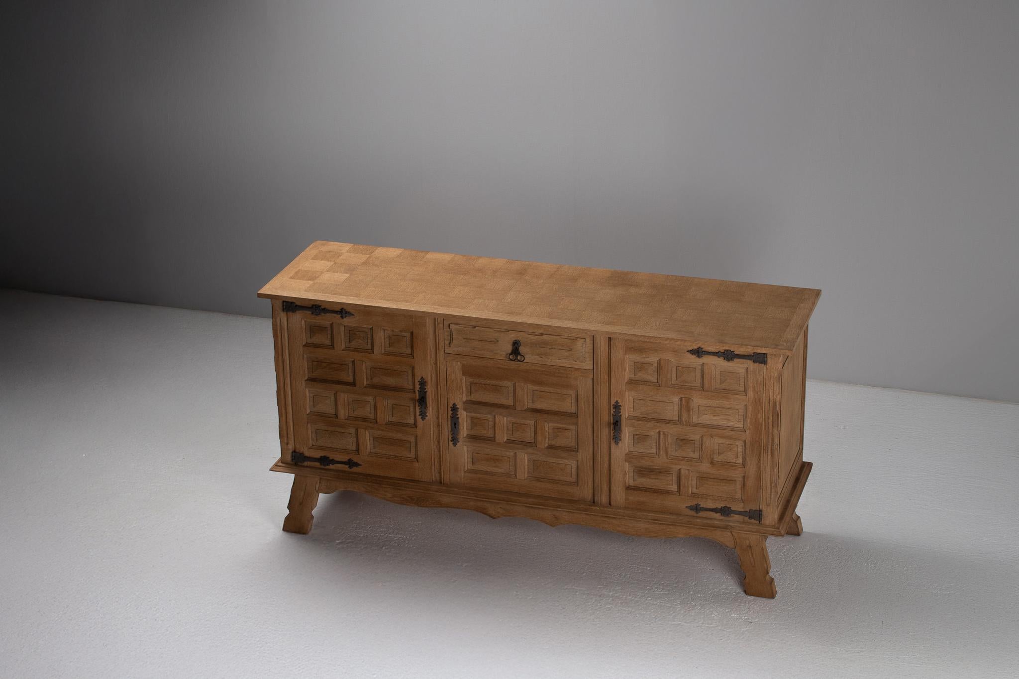 Sideboard aus geschnitzter Eiche mit schmiedeeisernen Beschlägen, Spanien, 1940er Jahre (Eichenholz) im Angebot