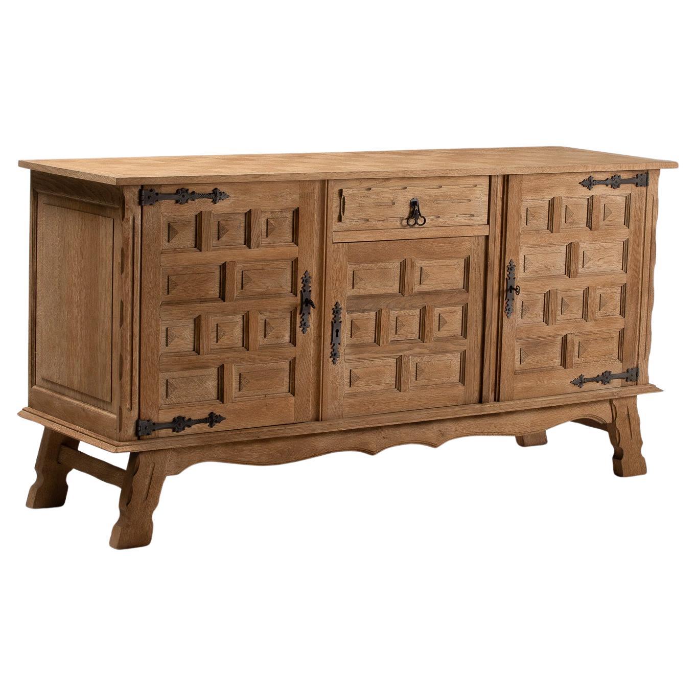 Sideboard aus geschnitzter Eiche mit schmiedeeisernen Beschlägen, Spanien, 1940er Jahre