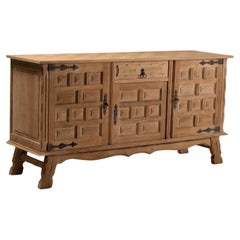 Sideboard aus geschnitzter Eiche mit schmiedeeisernen Beschlägen, Spanien, 1940er Jahre