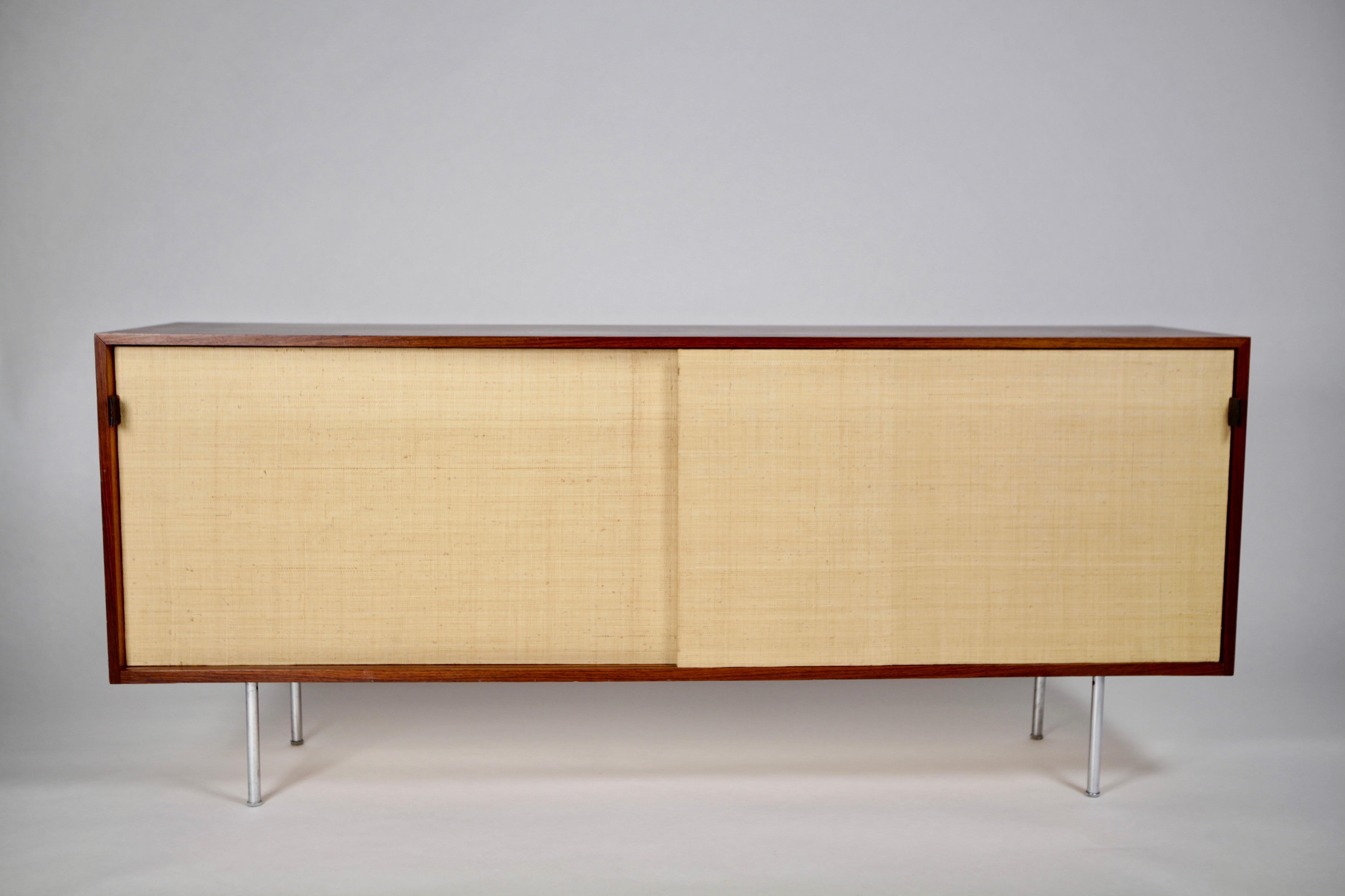 Seltene und schöne Anrichte von Florence Knoll, entworfen 1947. Dieses Modell aus ostindischem Palisander und Raffia wurde 1952 in einer sehr kleinen Auflage von Knoll International in Stuttgart hergestellt. Signiertes Papieretikett auf der