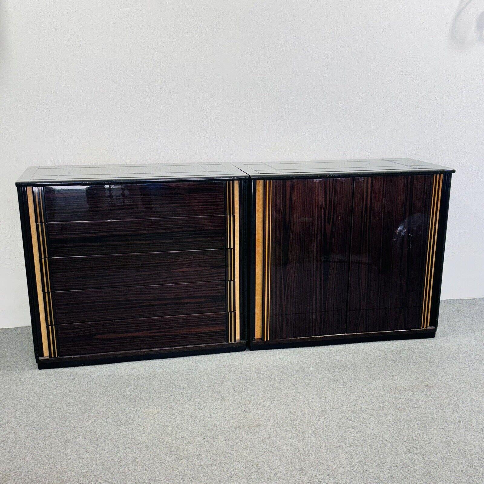 Sideboard In Ebano Macassar E Madreperla Design Modernariato 1970’s.

Due moduli

Struttura interamente in Ebano Macassar, dettagli in madreperla e piano in vetro di colore nero.

L’articolo è in buone condizioni conservative, non vi è alcun difetto