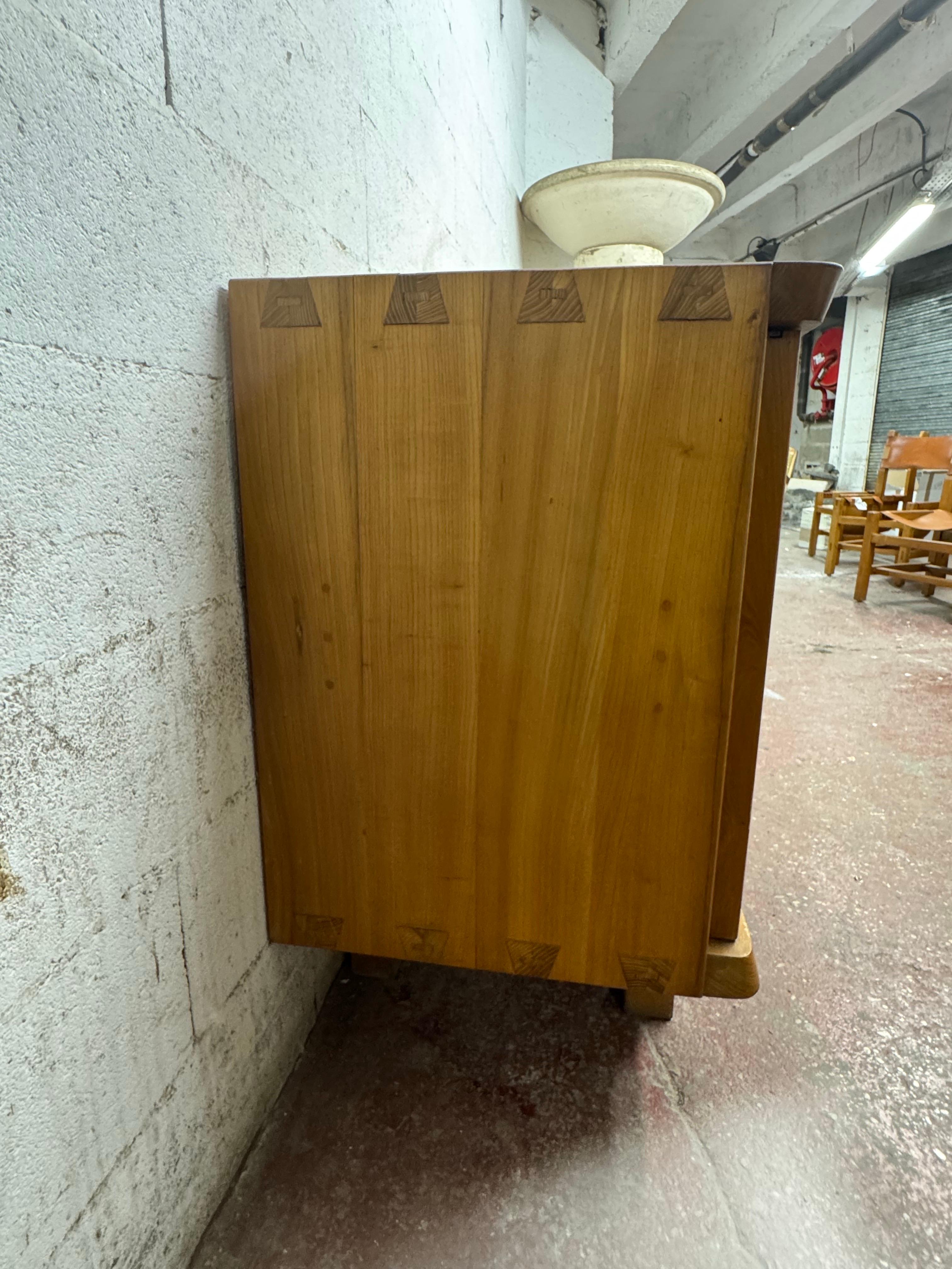 Moderno Credenza in olmo prima edizione MaisonRegain circa 1970 in vendita