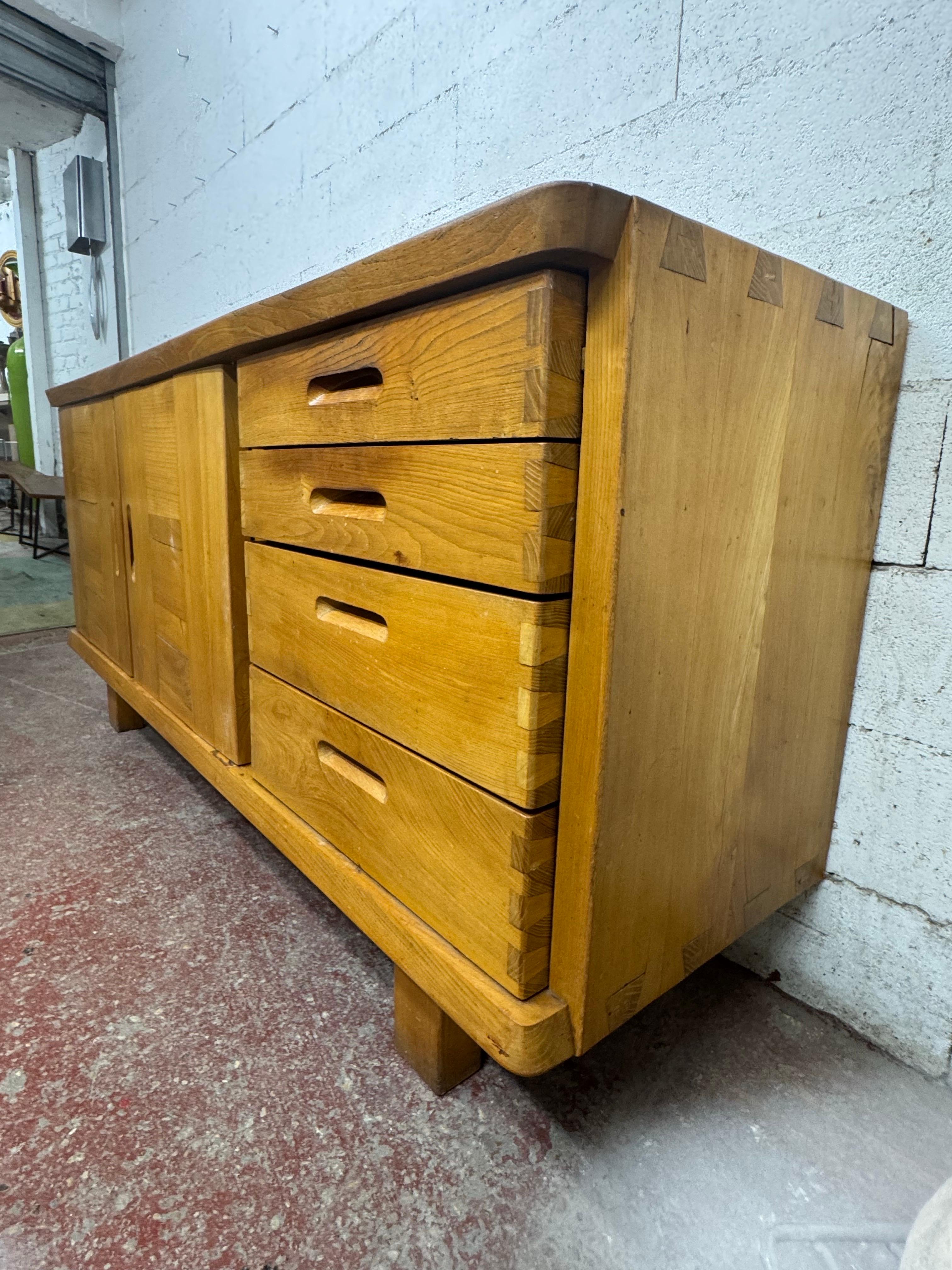 Francese Credenza in olmo prima edizione MaisonRegain circa 1970 in vendita