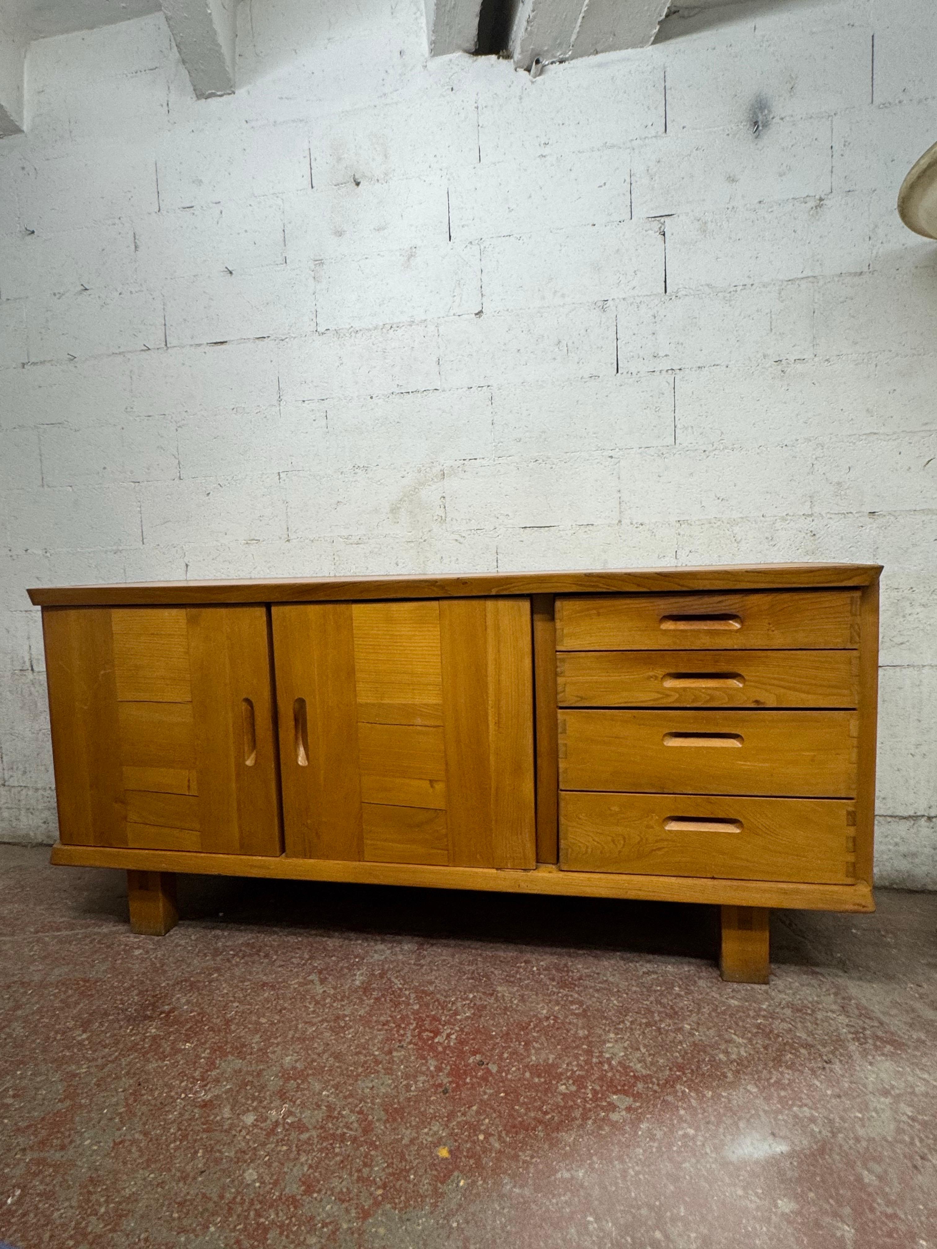 Credenza in olmo prima edizione MaisonRegain circa 1970 In condizioni buone in vendita a Saint-Ouen, FR