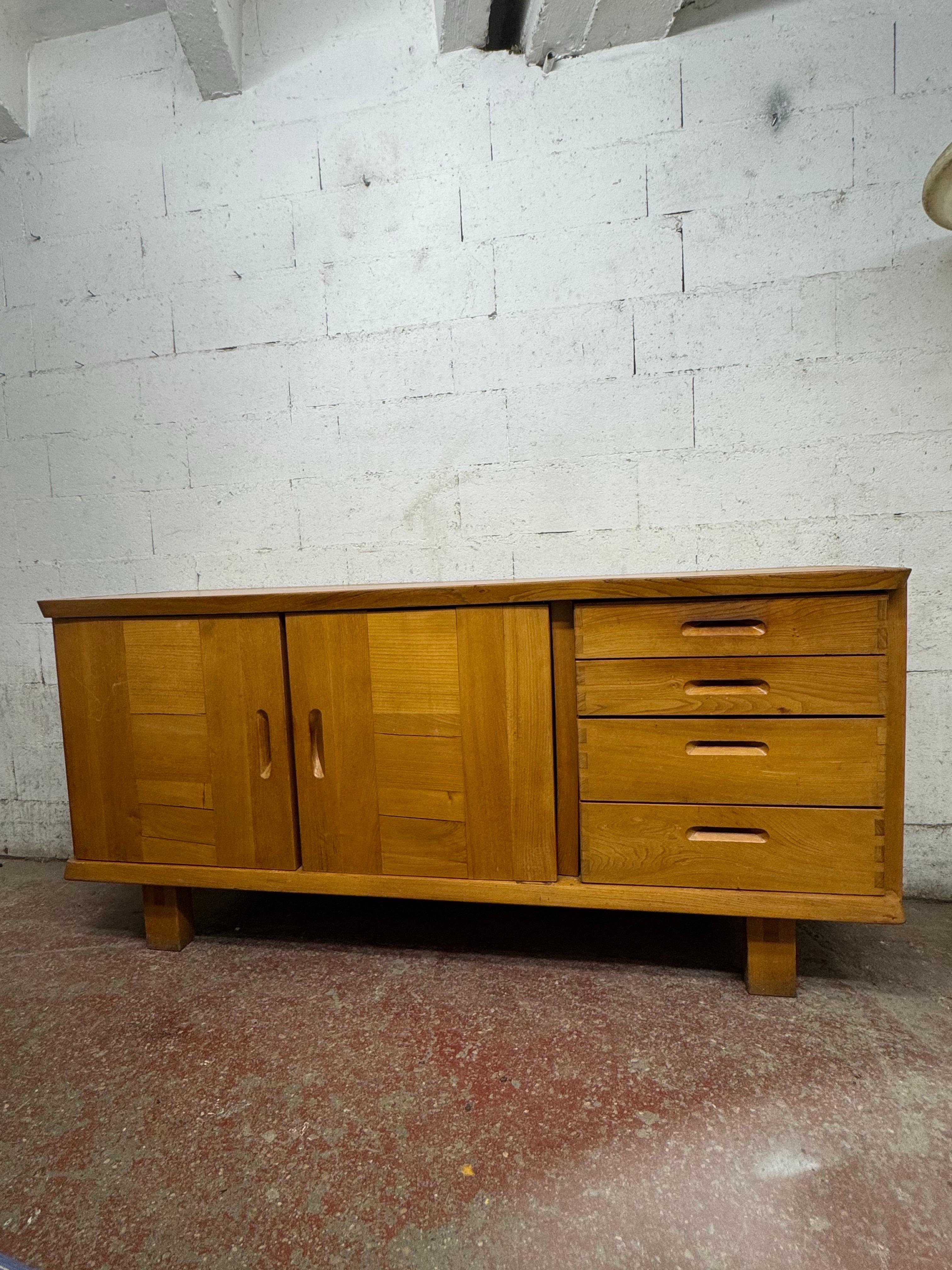 Fine XX secolo Credenza in olmo prima edizione MaisonRegain circa 1970 in vendita